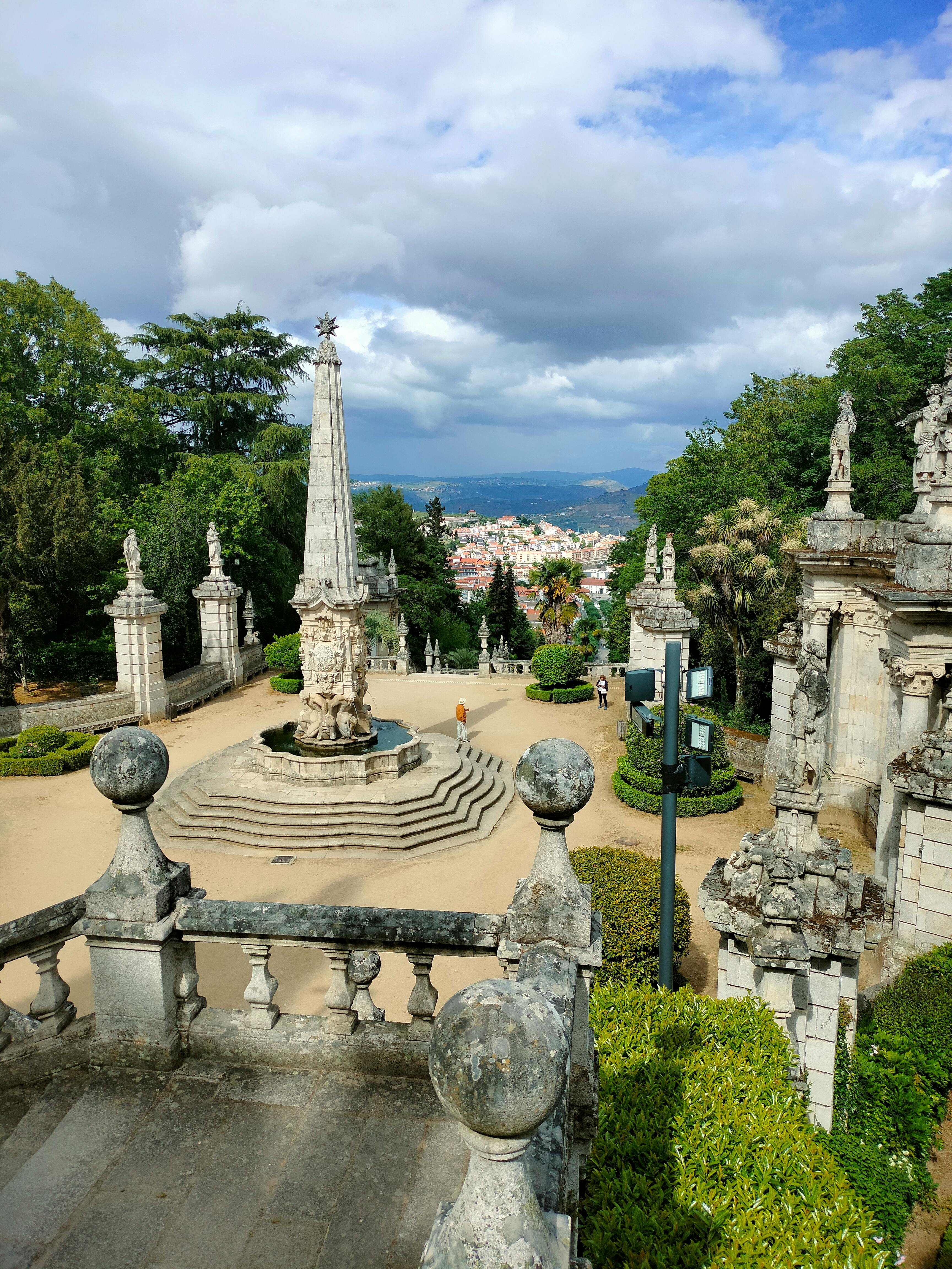 Kostenlos Wunderschöner Blick auf Bom Jesus do Monte mit seiner ikonischen Treppe und dem üppigen Grün in Braga, Portugal. Stock-Foto