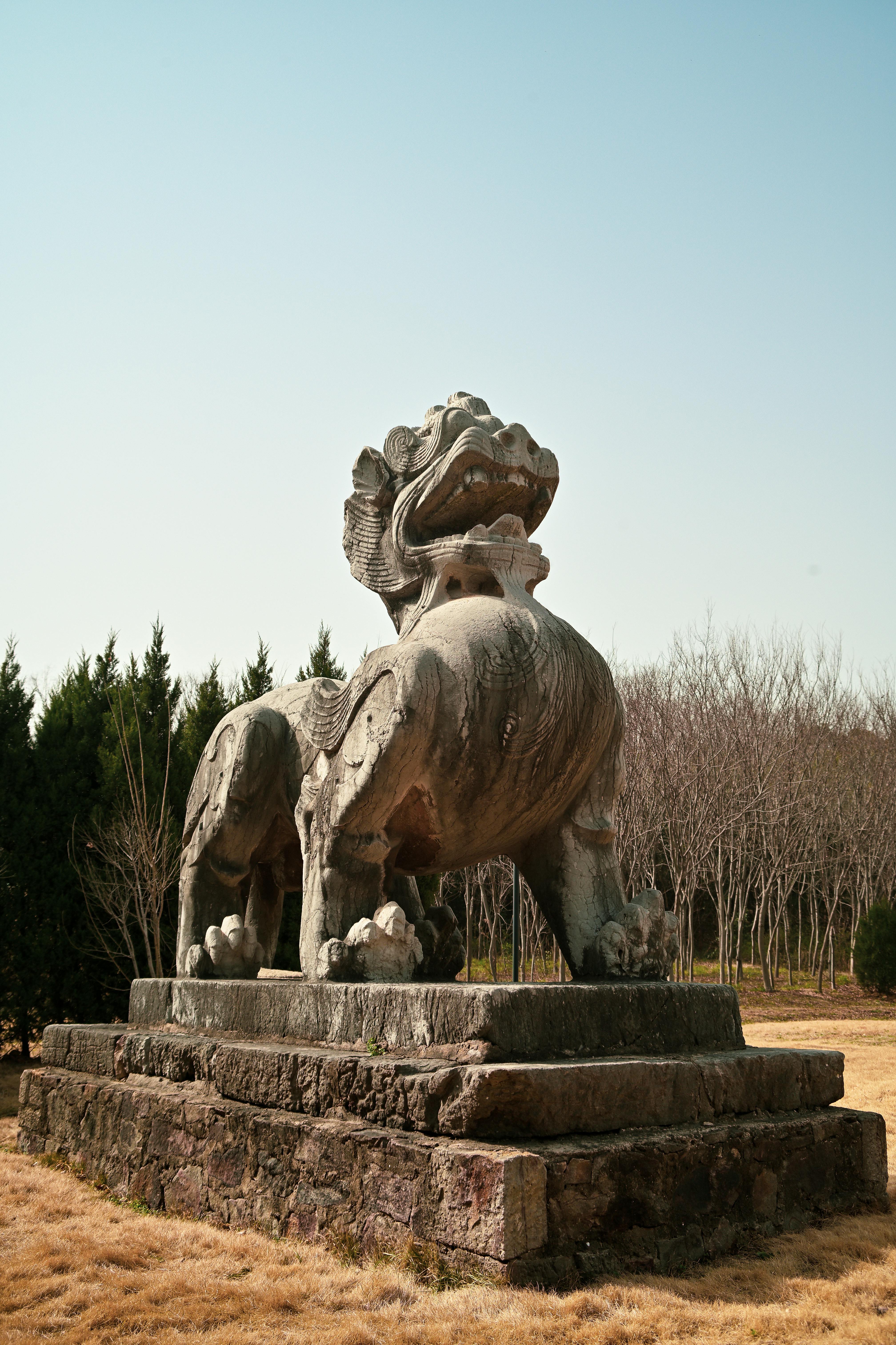 Δωρεάν Αρχαίο πέτρινο άγαλμα λιονταριού σε πάρκο στο Ναντζίνγκ της Κίνας, που παρουσιάζει ιστορική αρχιτεκτονική. Φωτογραφία από στοκ φωτογραφιών