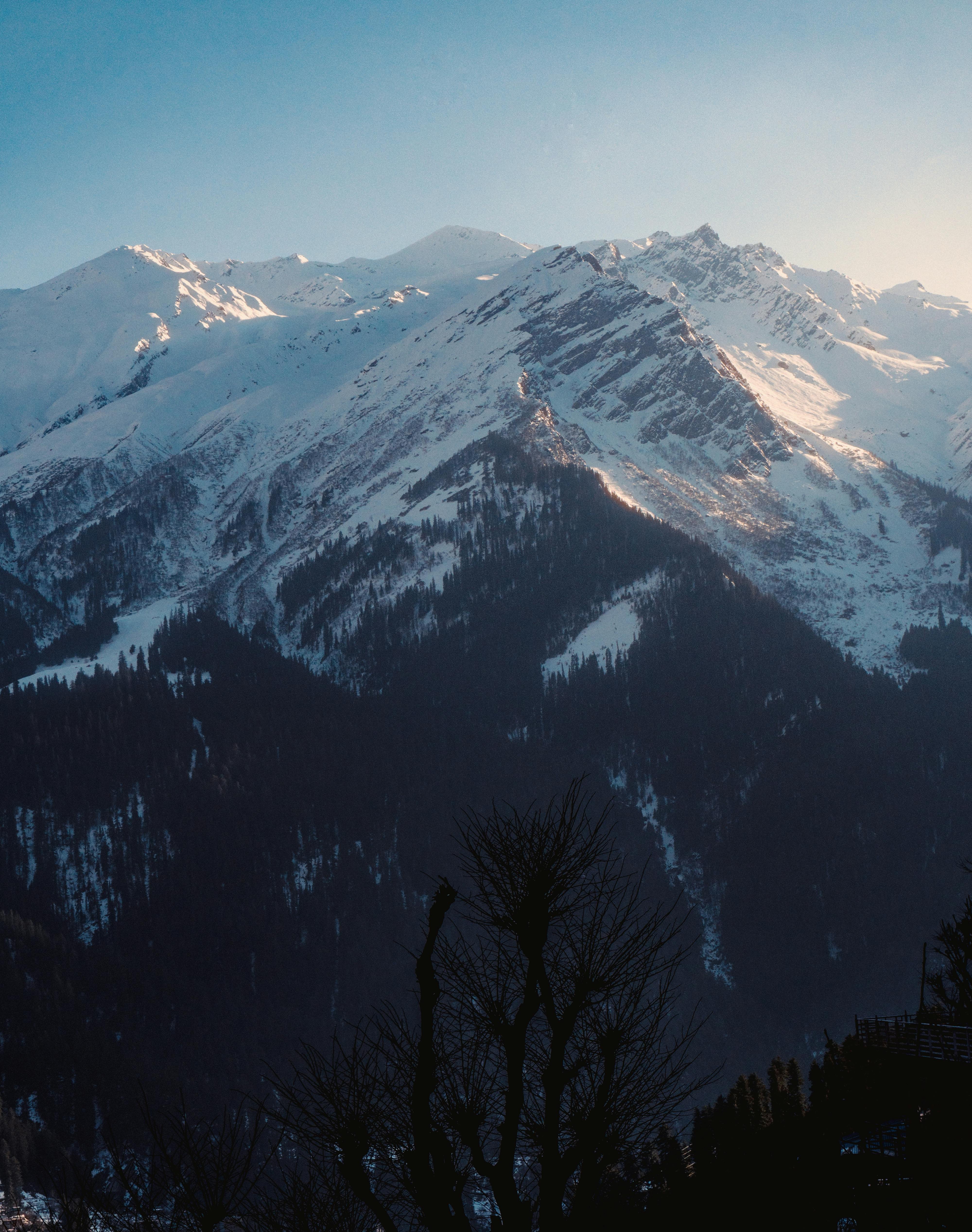 Kostenlos Atemberaubender Blick auf die schneebedeckten Gipfel des Himalayas rund um das Dorf Tosh bei Sonnenuntergang – ein Beweis für die natürliche Schönheit. Stock-Foto