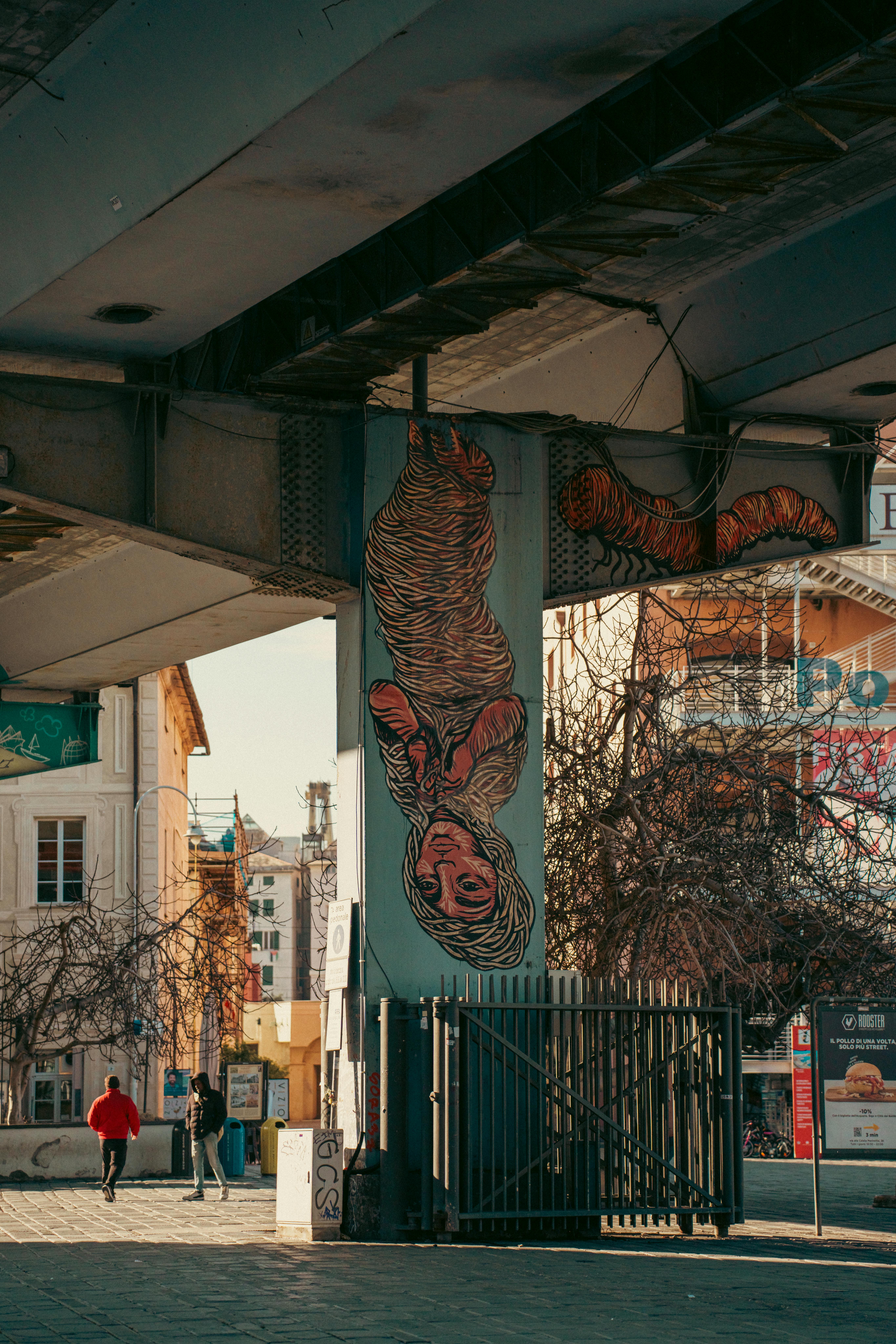 無料 イタリアのジェノバの橋の下にあるストリート アートの壁画。都会的な雰囲気と建築的な雰囲気を捉えています。 写真素材