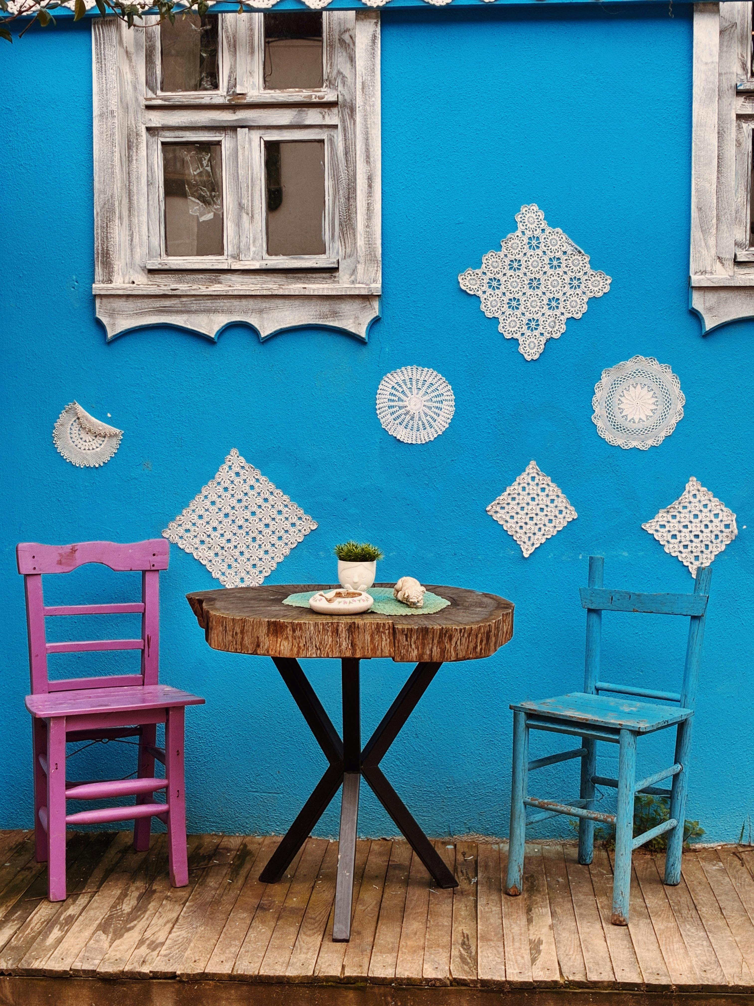 бесплатная Яркая турецкая дворовая сцена с красочными стульями и деревенским декором в Бурсе, Турция. Стоковое фото