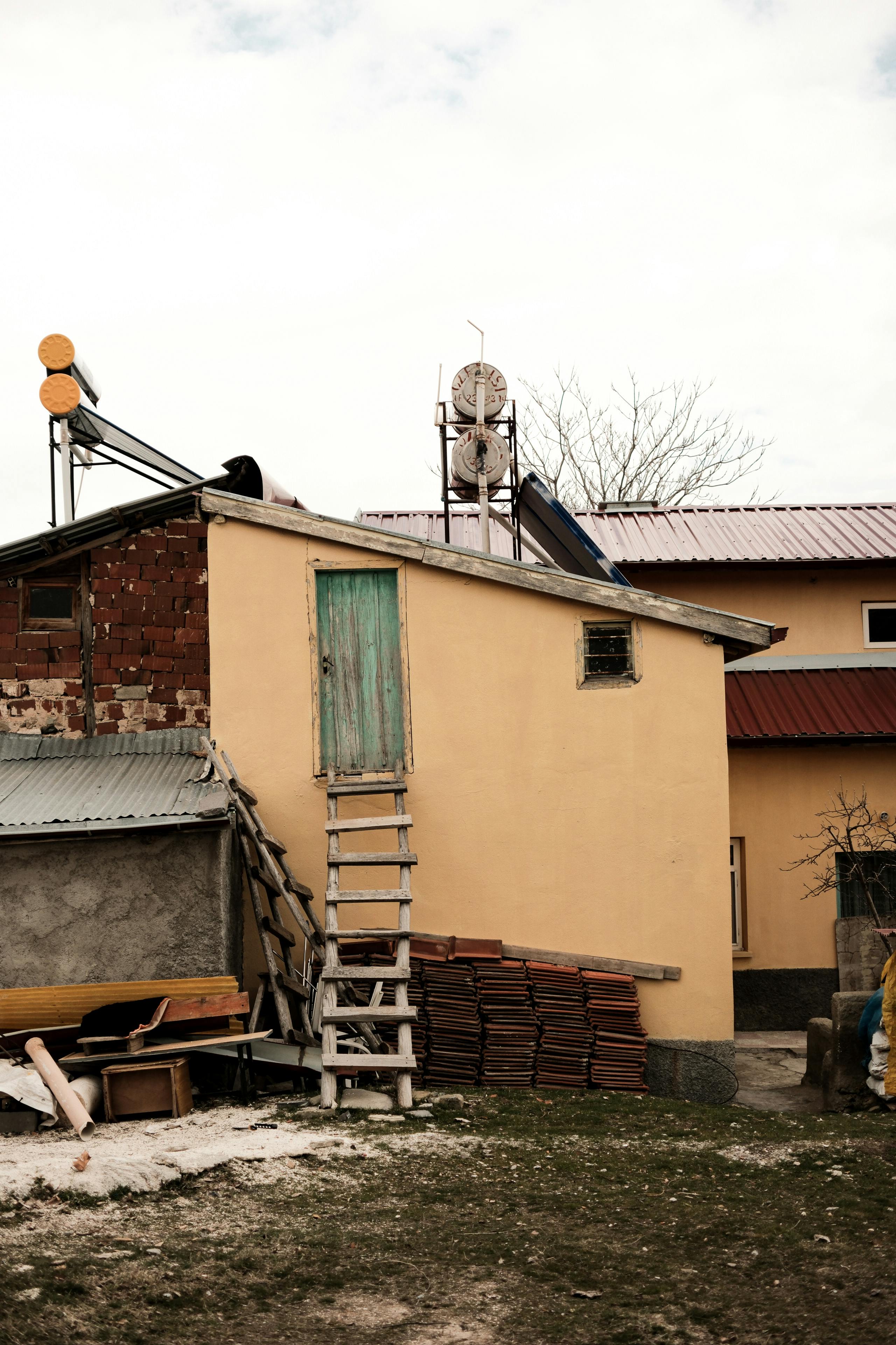 Δωρεάν Ένα ρουστίκ κτίριο με ηλιακούς συλλέκτες και ξύλινη σκάλα, που αναδεικνύει την οικολογική αρχιτεκτονική. Φωτογραφία από στοκ φωτογραφιών