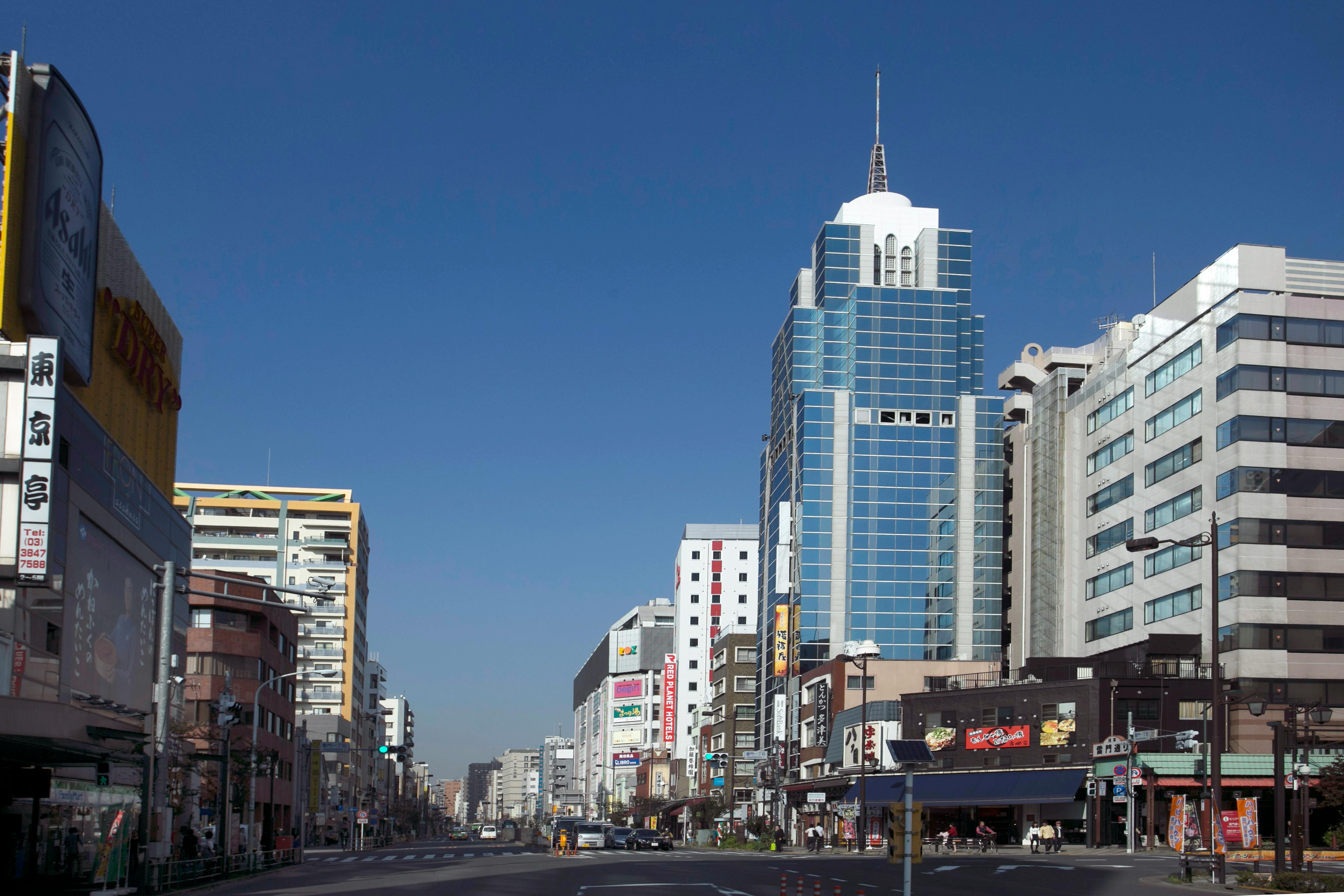 Δωρεάν Αστική σκηνή ημέρας της οδού του Τόκιο με μοντέρνα αρχιτεκτονική και καθαρό γαλάζιο ουρανό. Φωτογραφία από στοκ φωτογραφιών