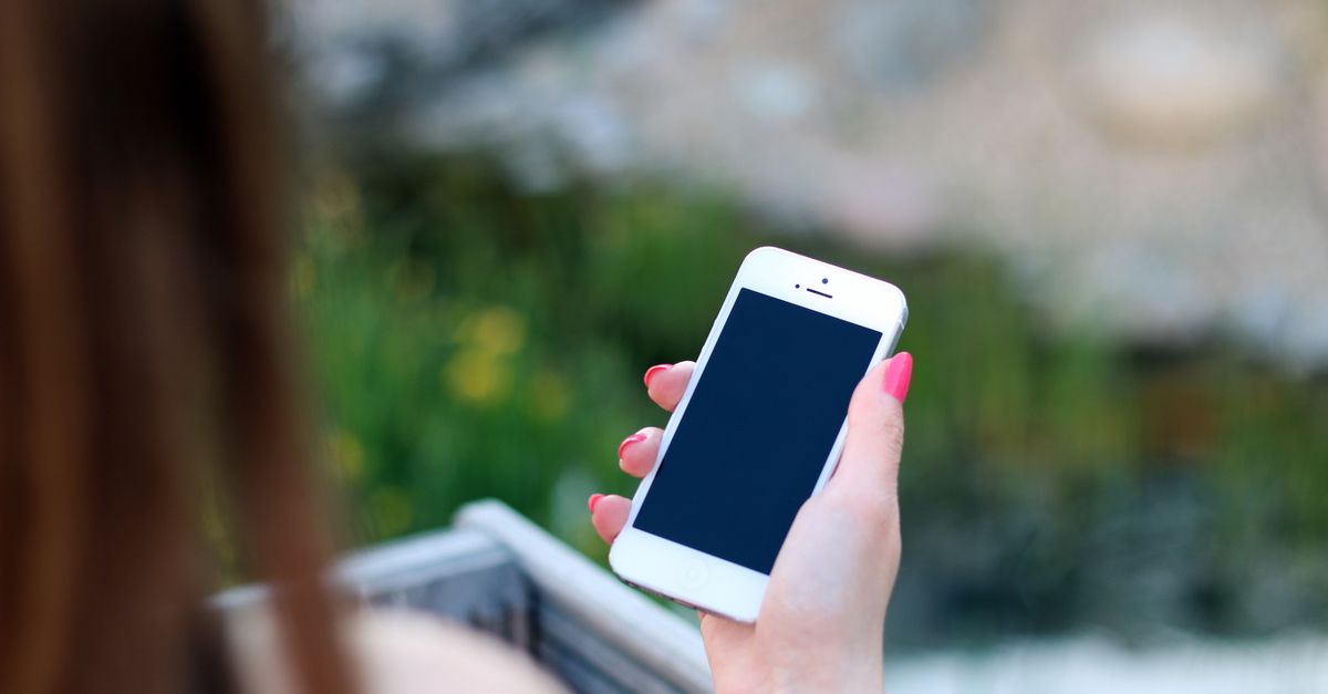 The Verge Writer Praises Magnetic Phone Grip as a Permanent Addition