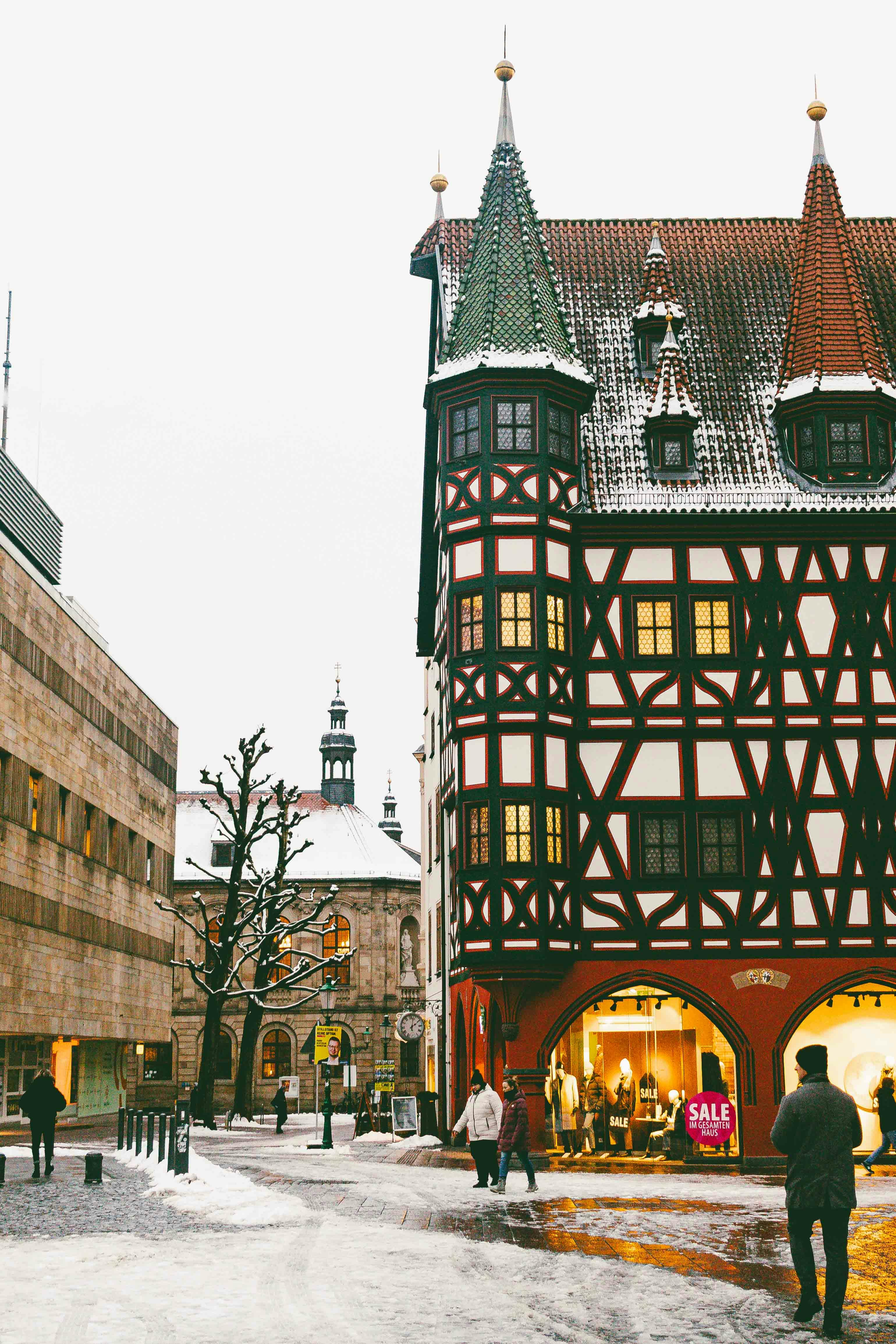 Δωρεάν Γοητευτική χειμερινή σκηνή δρόμων με ιστορική αρχιτεκτονική στο Μπαντ Χέρσφελντ της Γερμανίας. Φωτογραφία από στοκ φωτογραφιών