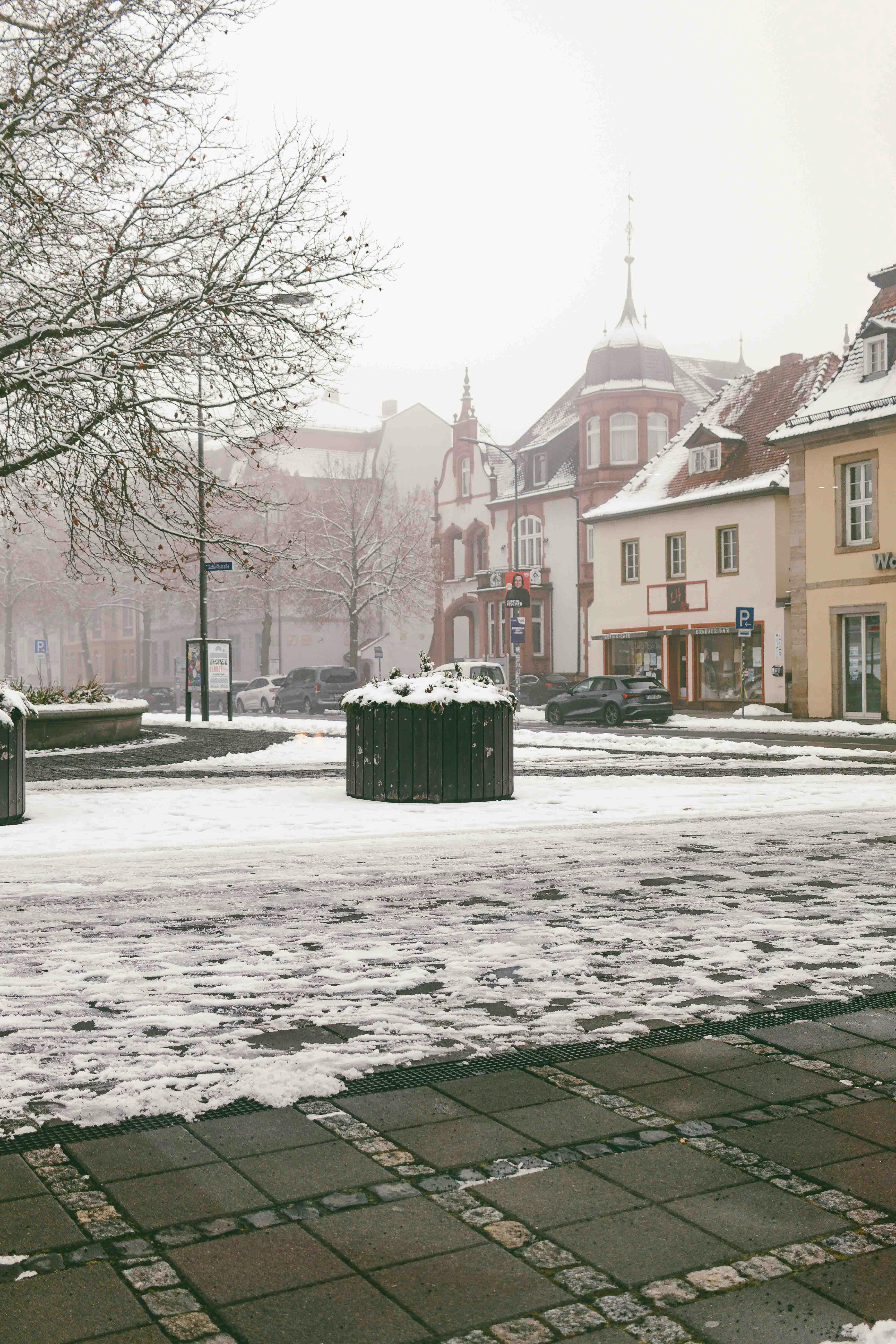 Δωρεάν Χιονισμένο σκηνικό δρόμου στο Μπαντ Χέρσφελντ της Γερμανίας, που απαθανατίζει την γαλήνια ομορφιά του χειμώνα. Φωτογραφία από στοκ φωτογραφιών