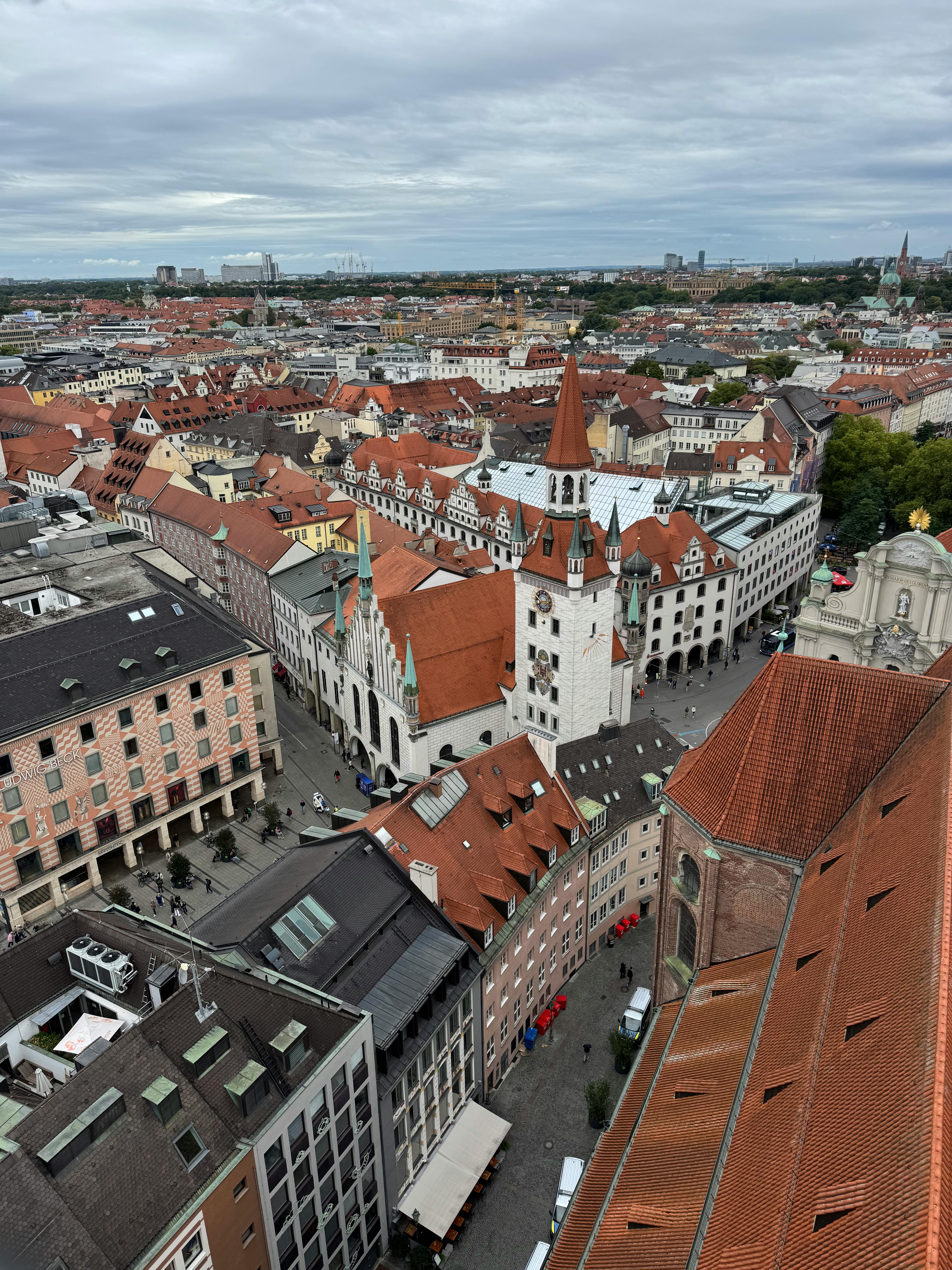 Kostenlos Atemberaubende Luftaufnahme der historischen Architektur Münchens mit roten Dächern und bewölktem Himmel. Stock-Foto