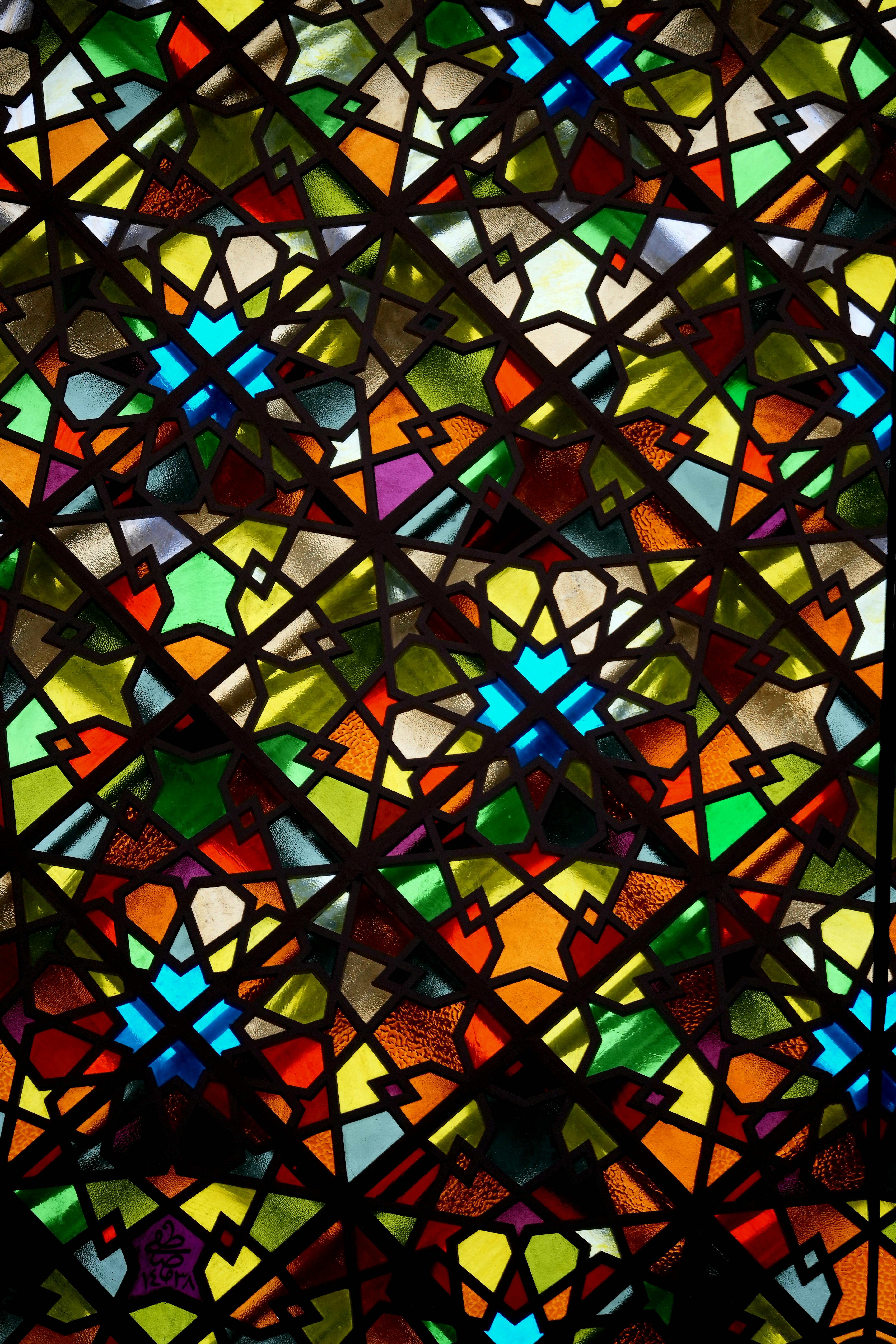 бесплатная Красочный геометрический узор витража с яркими оттенками, сфотографированный в Стамбуле, Турция. Стоковое фото