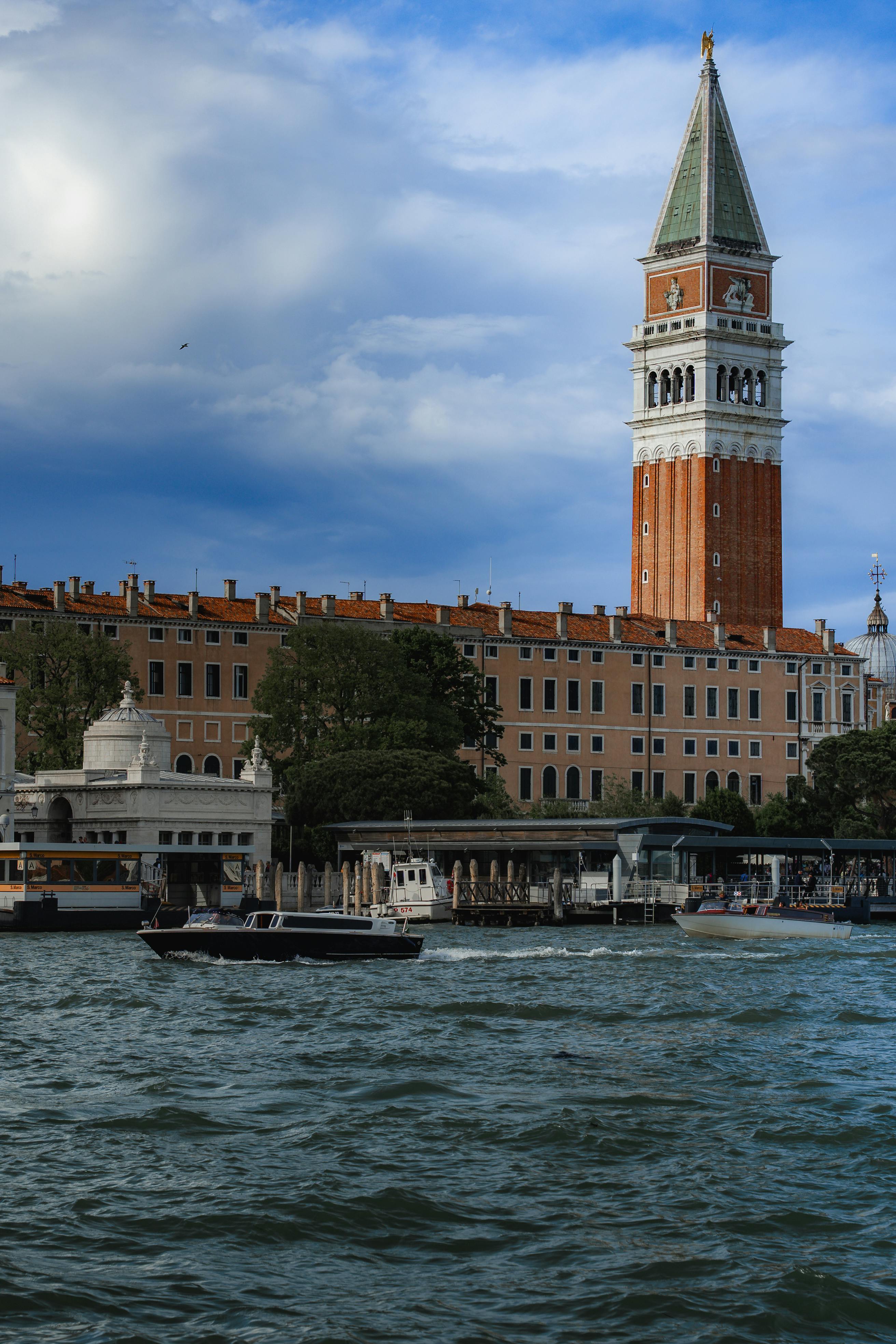 Kostenlos Malerische Aussicht auf die Skyline von Venedig mit dem Markusdom auf der anderen Wasserseite. Stock-Foto