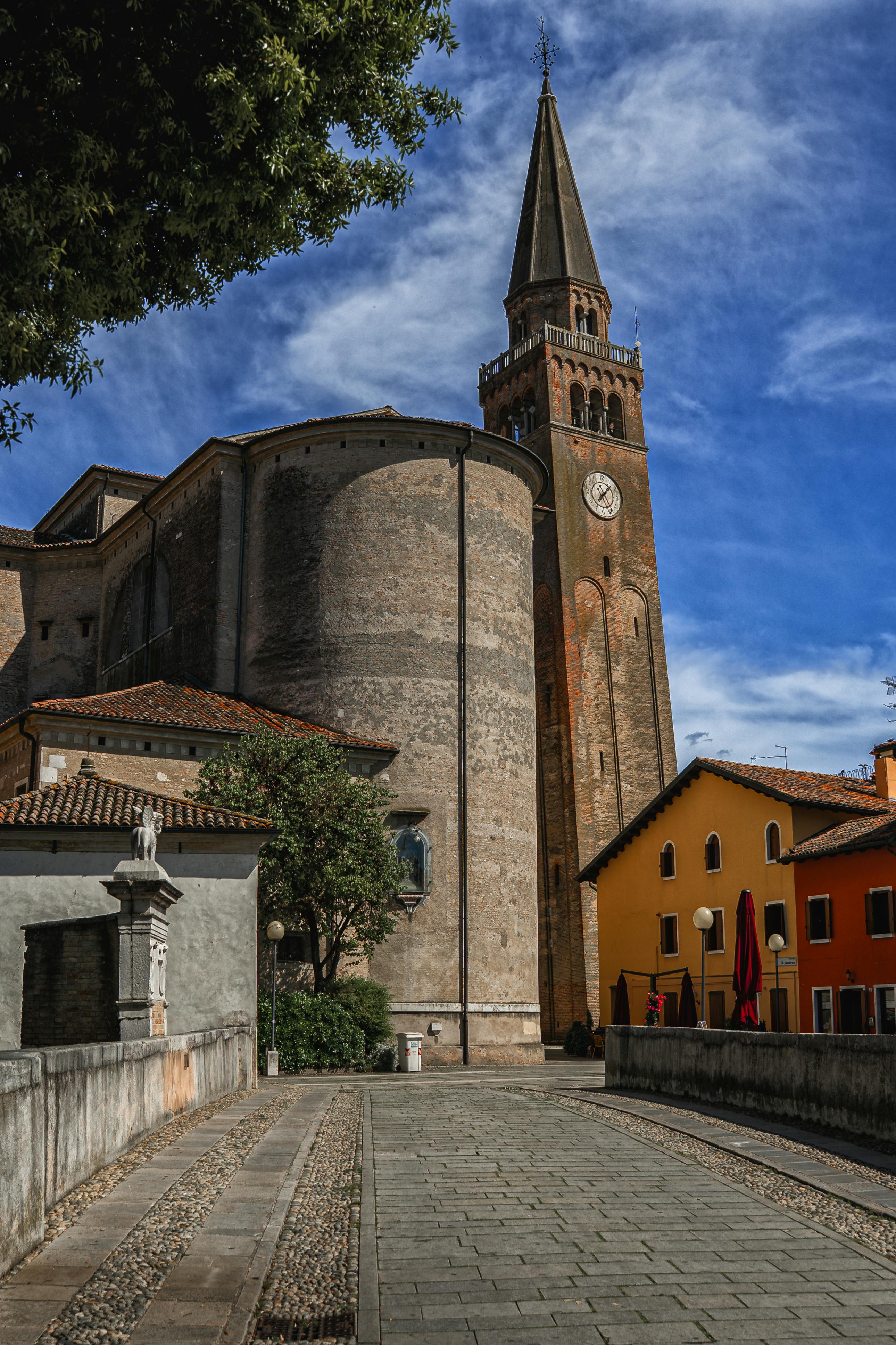 Kostenlos Ein beeindruckender Blick auf den historischen Glockenturm und die farbenfrohen Gebäude in Portogruaro, Venetien. Stock-Foto