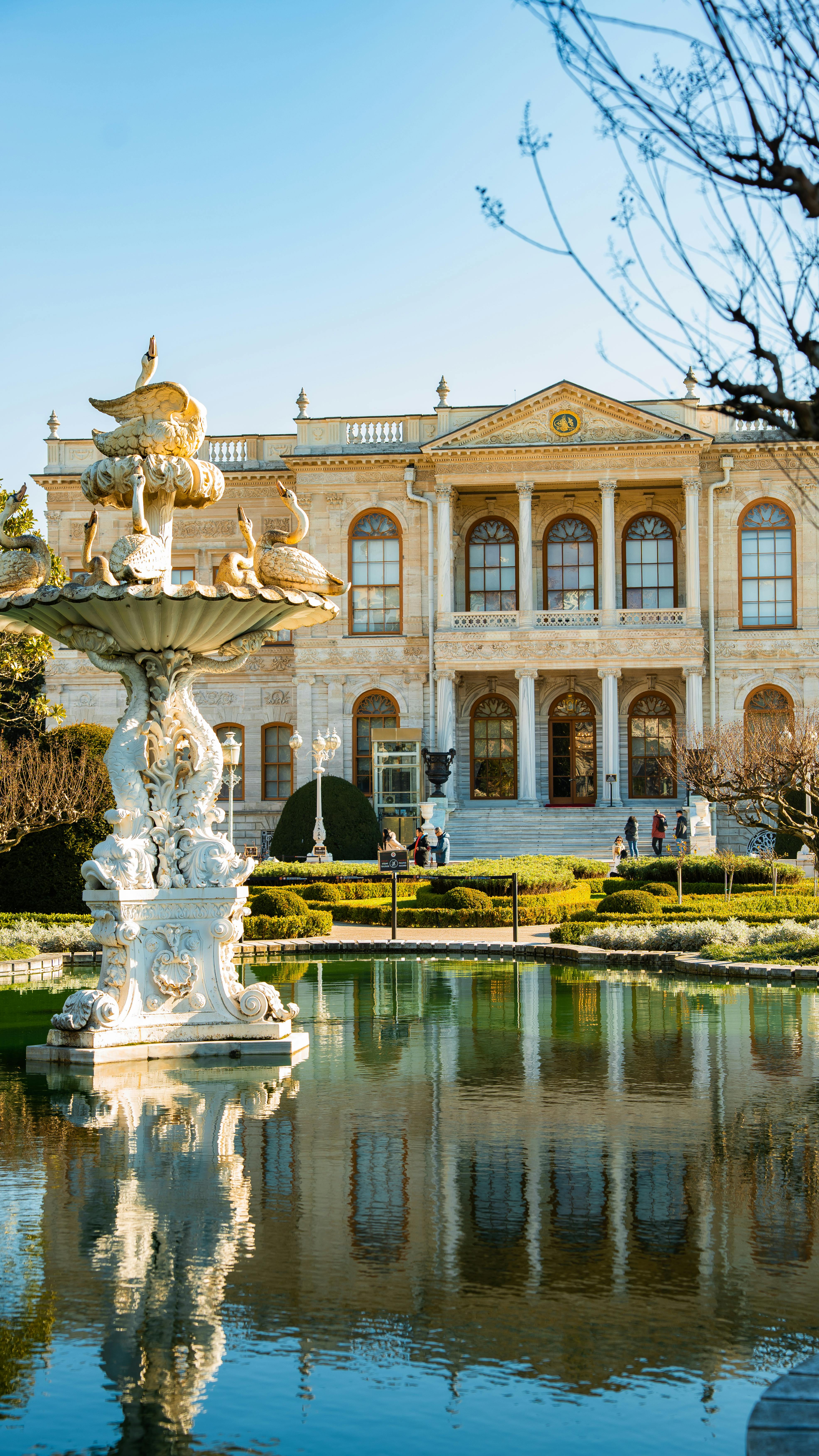 Kostenlos Blick auf die reich verzierte Fassade und den Brunnen des Dolmabahçe-Palastes in Istanbul, Türkei. Stock-Foto