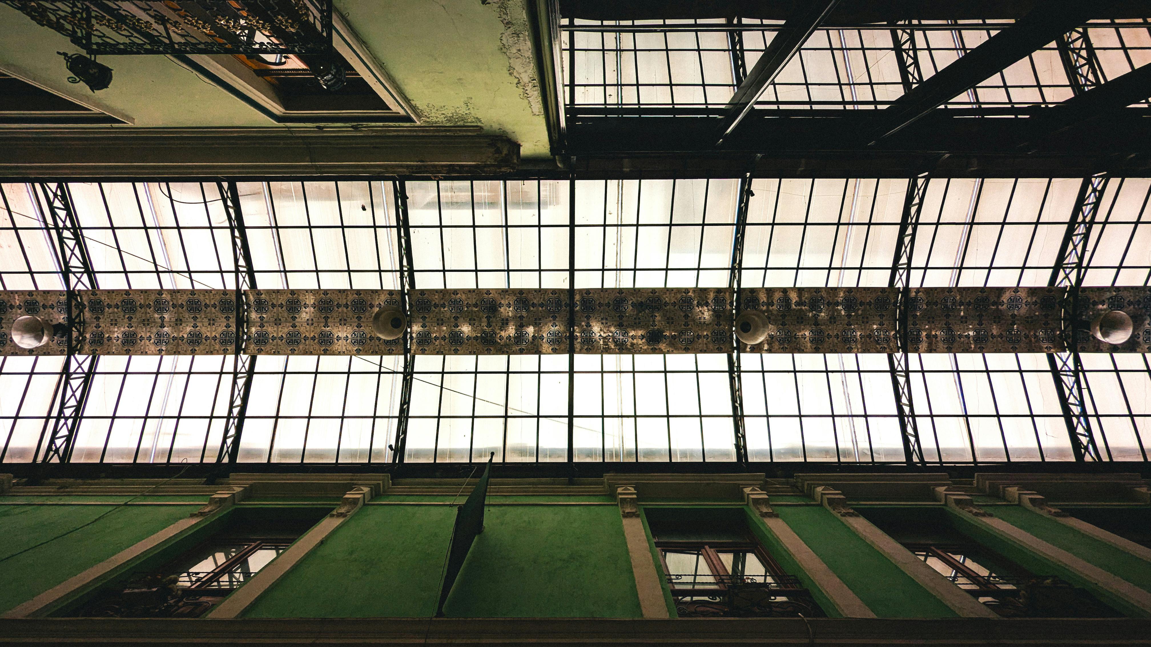 無料 メキシコのプエブラにある歴史的建造物内の複雑なガラス天井構造。 写真素材