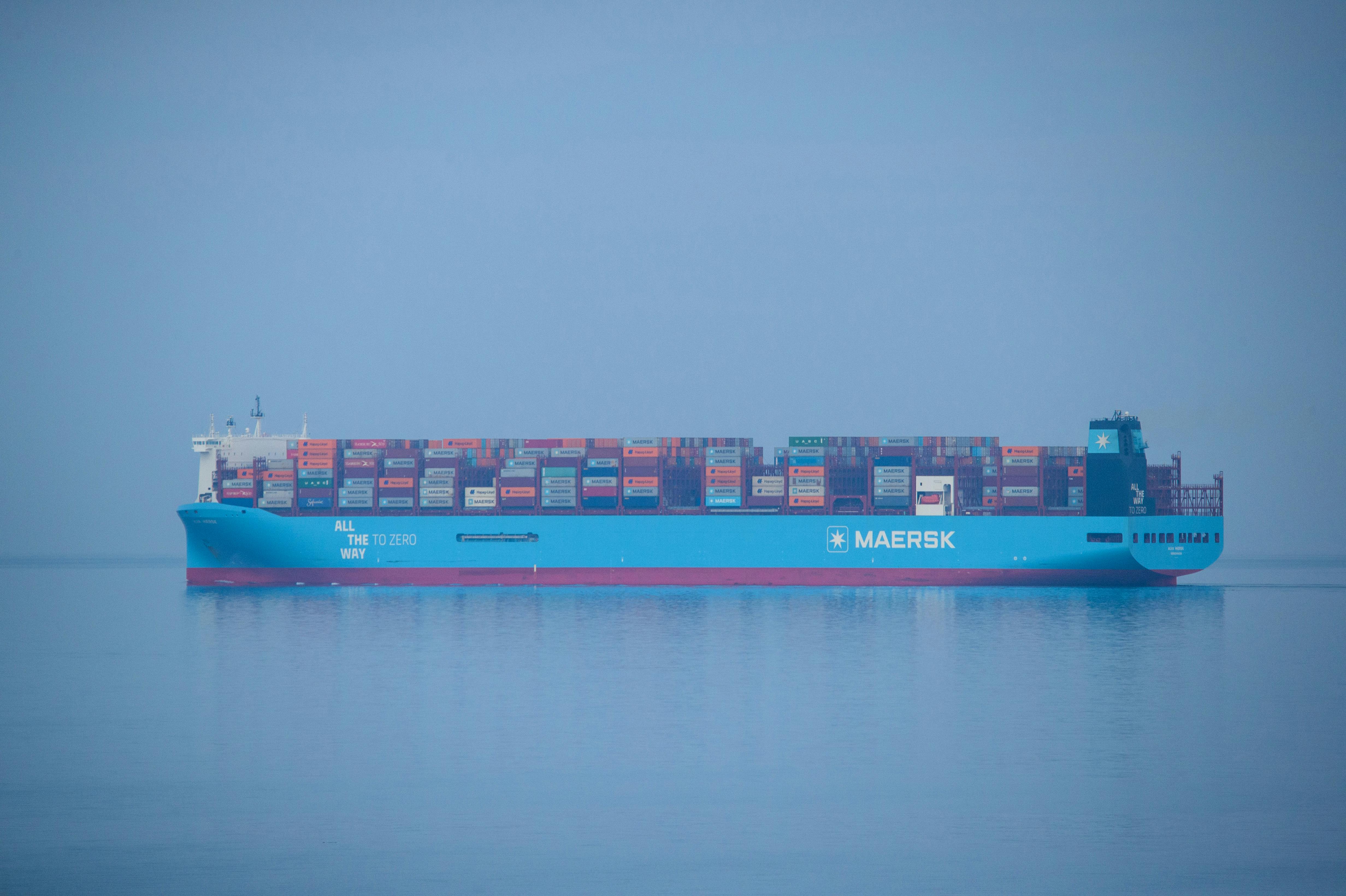 Kostenlos Ein mit farbenfroher Fracht beladenes Maersk-Containerschiff segelt auf einem ruhigen Meer. Stock-Foto