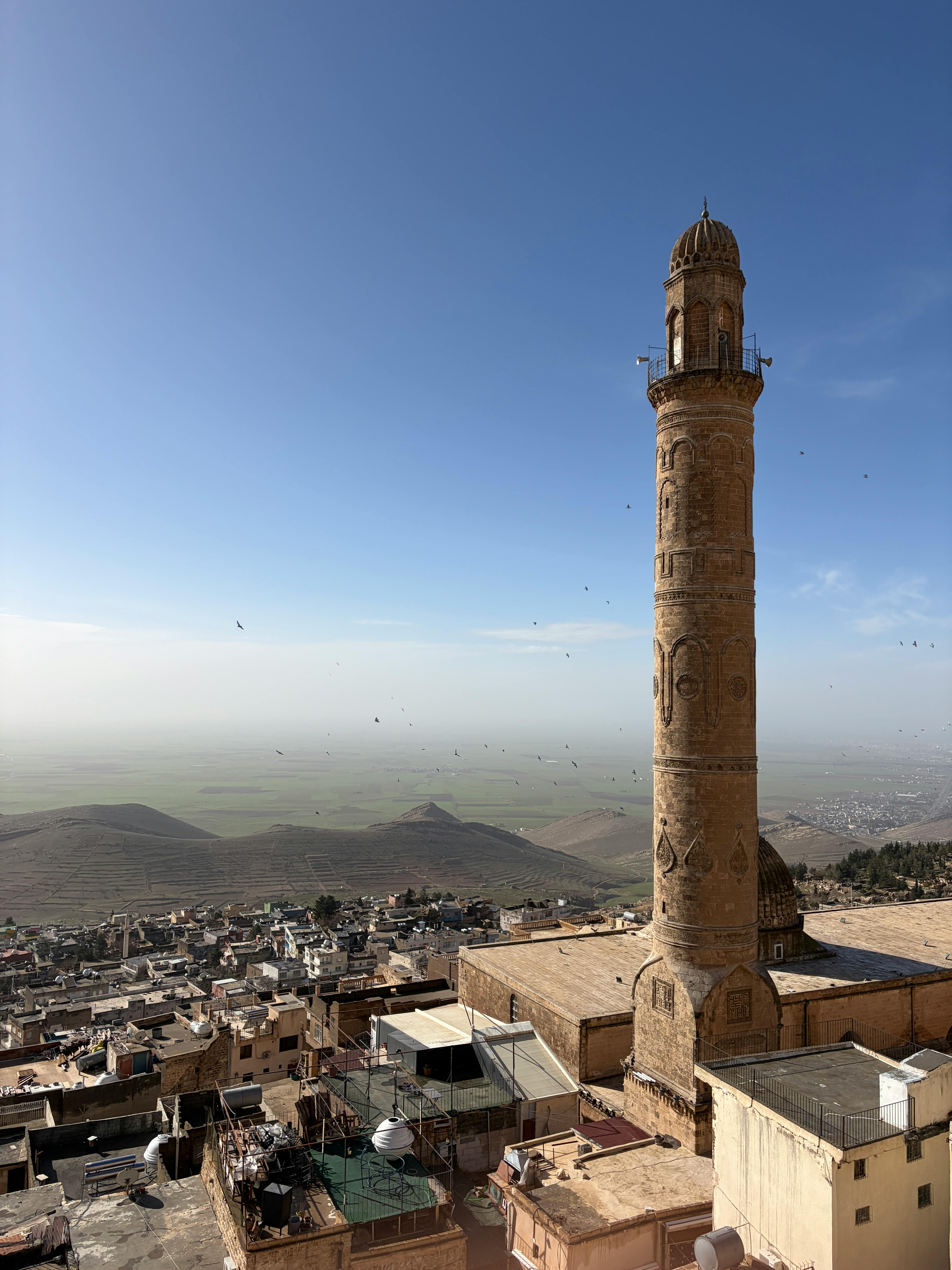 Kostenlos Malerische Ansicht von Mardin in der Türkei, die das historische Minarett und die weite Landschaft unter klarem Himmel hervorhebt. Stock-Foto