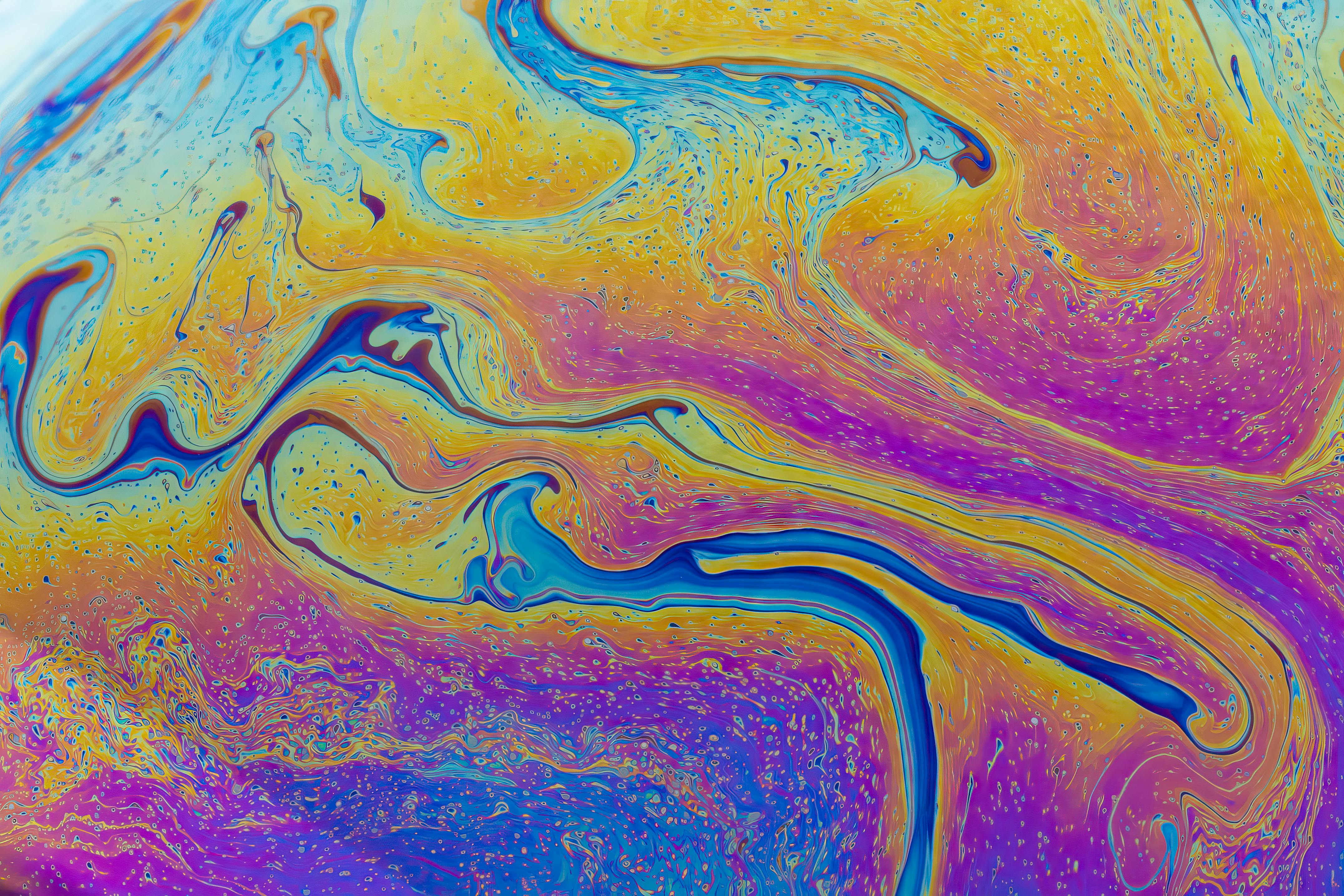 Kostenlos Farbenfrohe abstrakte Kunst mit wirbelnden Mustern und leuchtenden Farbtönen, die an flüssige Farbe erinnern. Stock-Foto