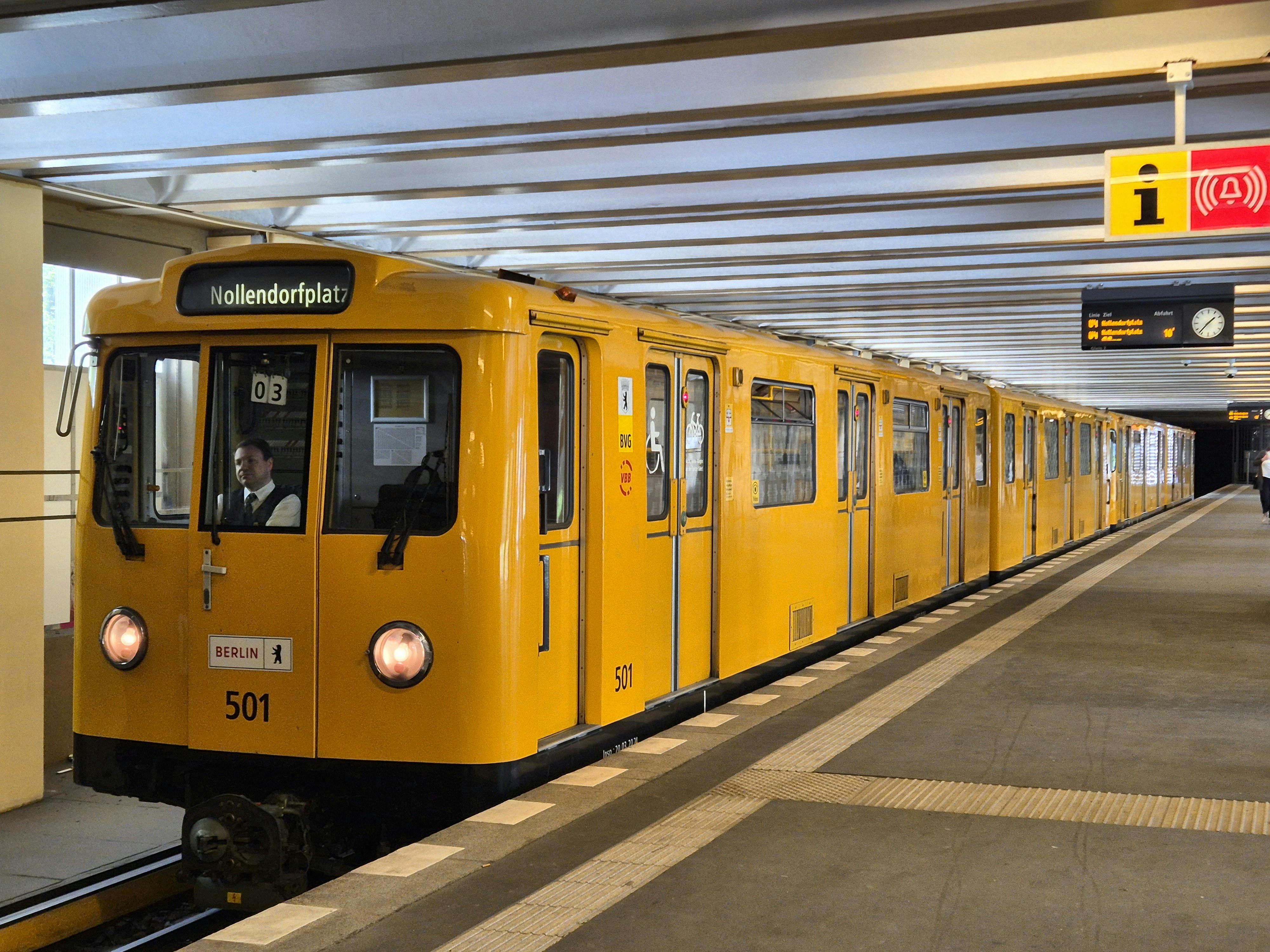 Kostenlos Gelber Berliner U-Bahnzug auf dem Bahnsteig des Bahnhofs Nollendorfplatz mit einem Lokführer an Bord. Stock-Foto