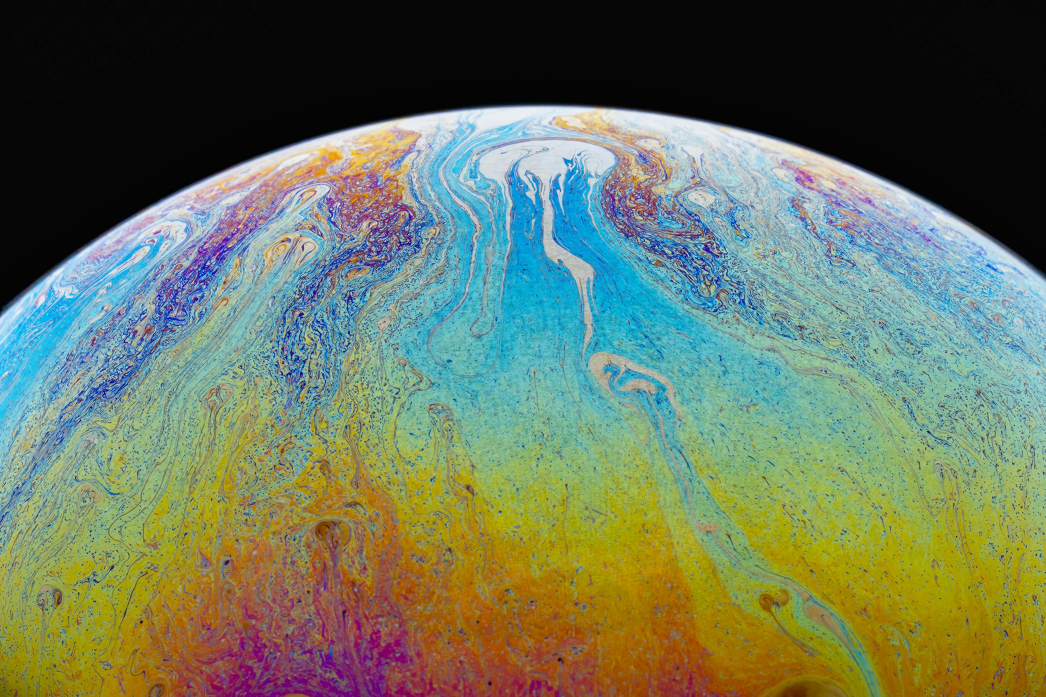 Kostenlos Makroaufnahme eines Seifenfilms, der leuchtende, irisierende Farben zeigt und so einen psychedelischen Effekt erzeugt. Stock-Foto