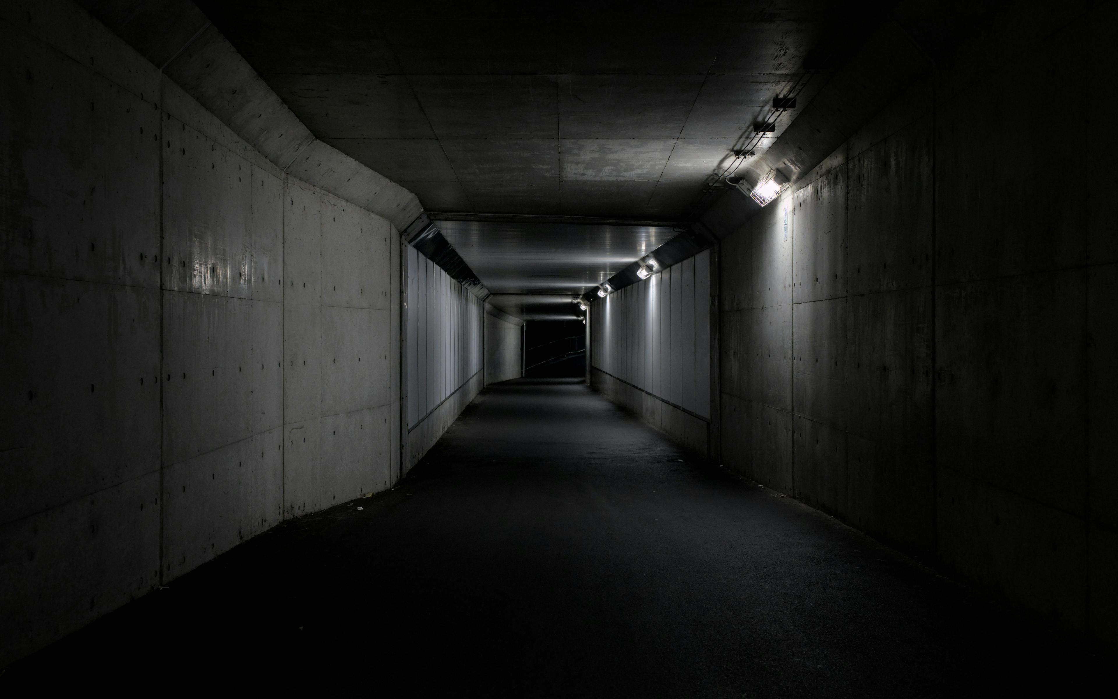 бесплатная Темный бетонный туннель в Киото, Япония, передает мрачную городскую атмосферу в ночное время. Стоковое фото