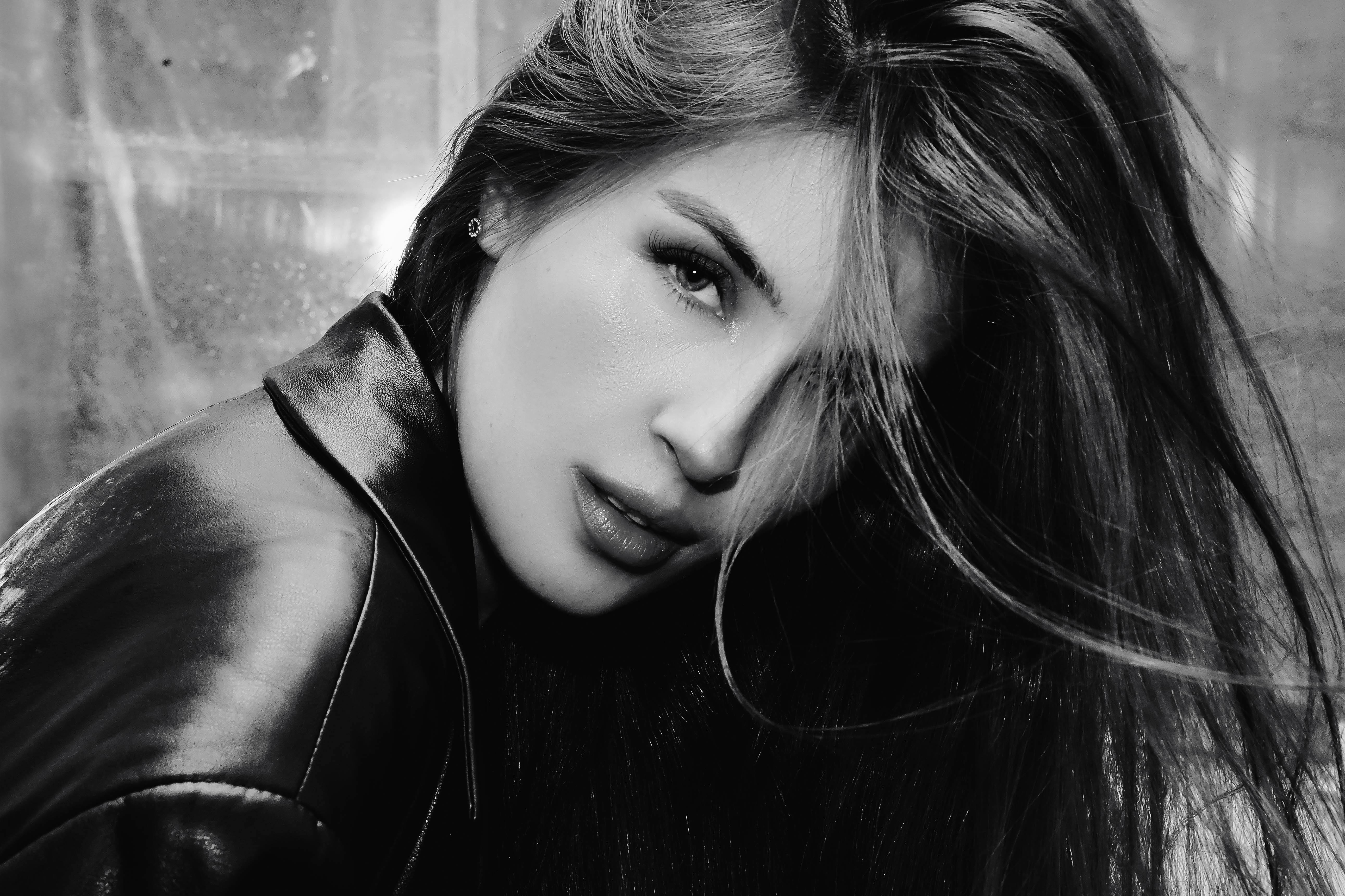 Kostenlos Eindrucksvolles Schwarz-Weiß-Porträt einer Frau in Lederjacke. Stock-Foto
