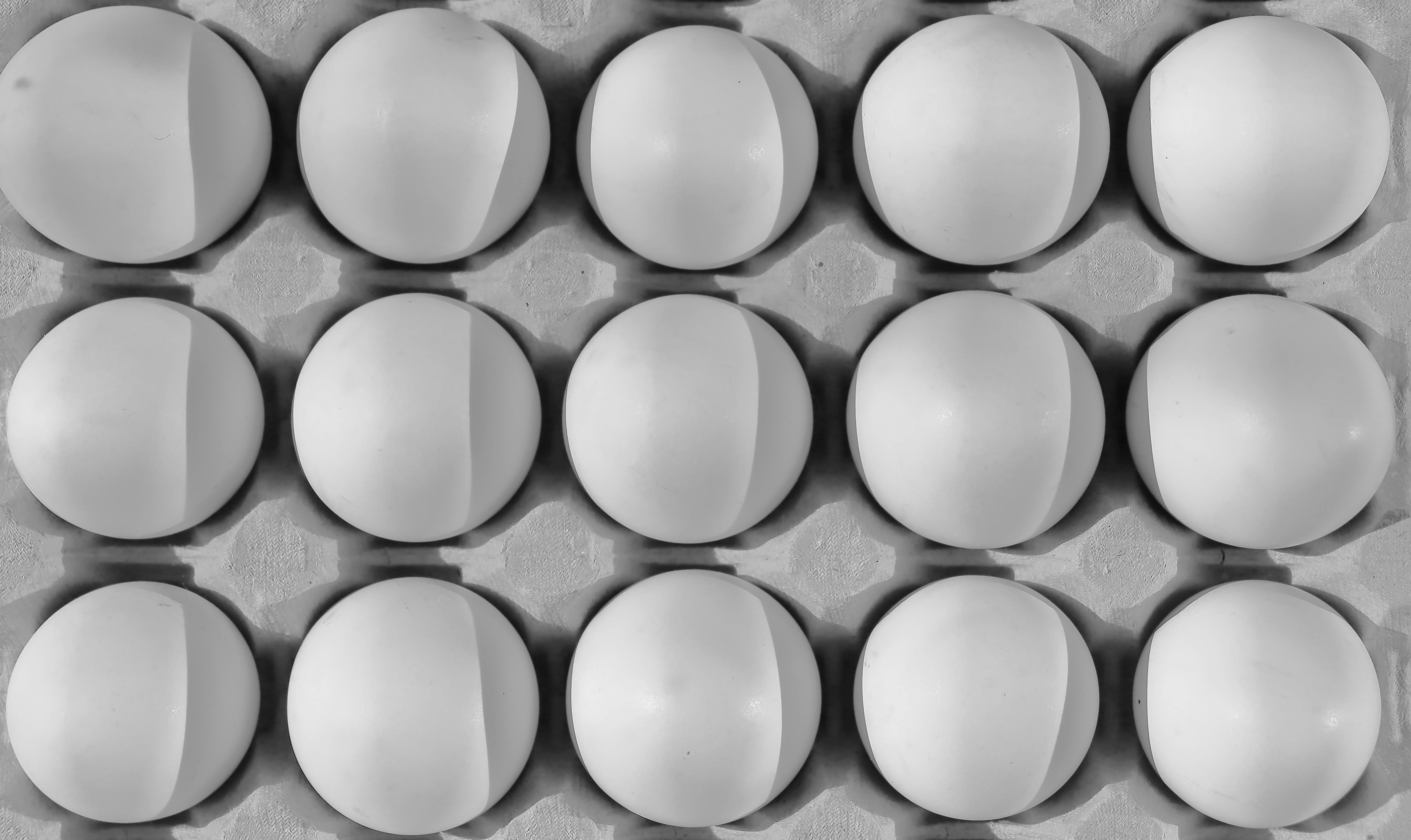 Δωρεάν Άποψη από πάνω προς τα κάτω λευκών αυγών κότας σε χαρτόκουτο, που δημιουργούν ένα γεωμετρικό μοτίβο. Φωτογραφία από στοκ φωτογραφιών