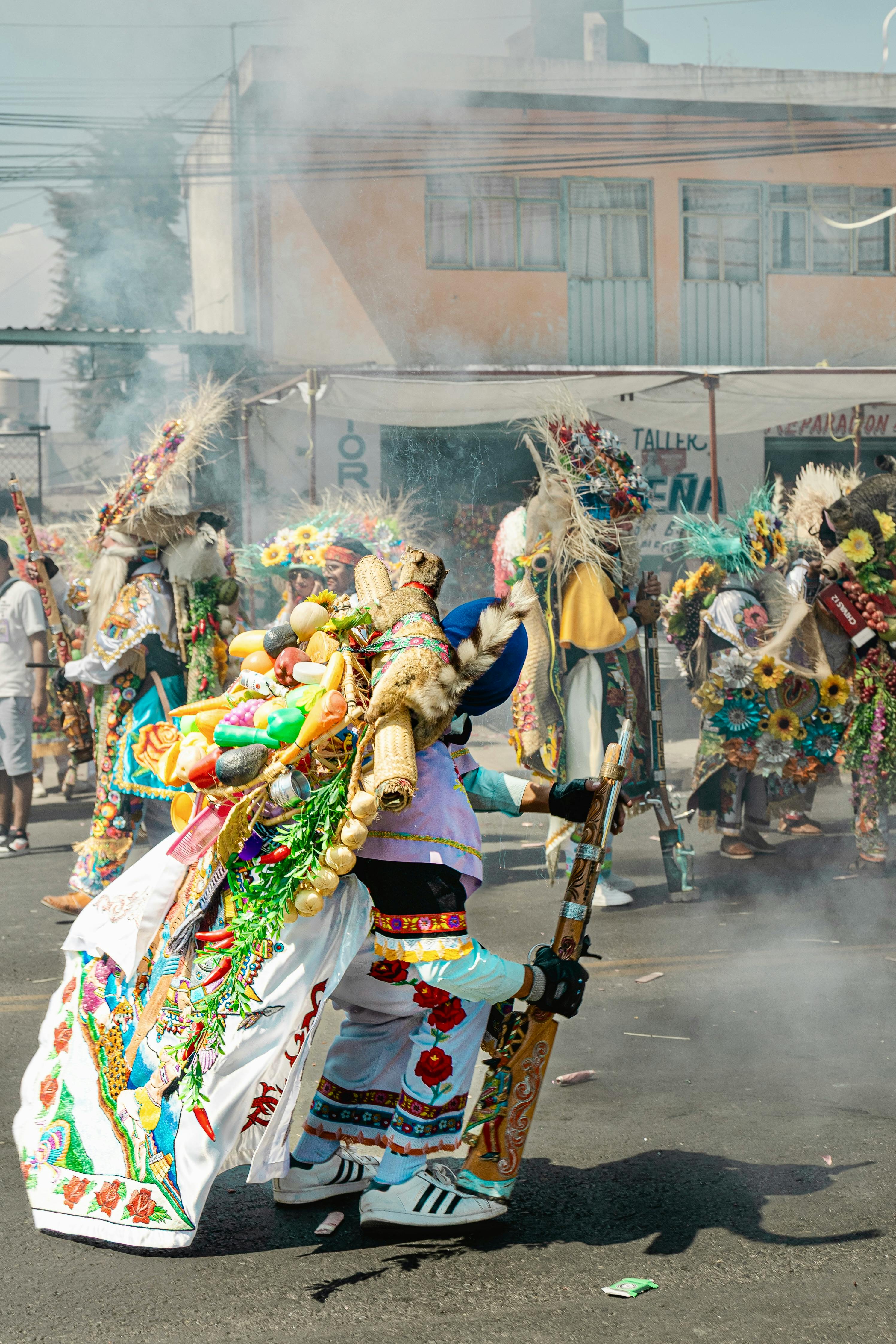 Kostenlos Farbenfrohe traditionelle Kostüme beim mexikanischen Karnevalsumzug in Huejotzingo, Puebla. Stock-Foto