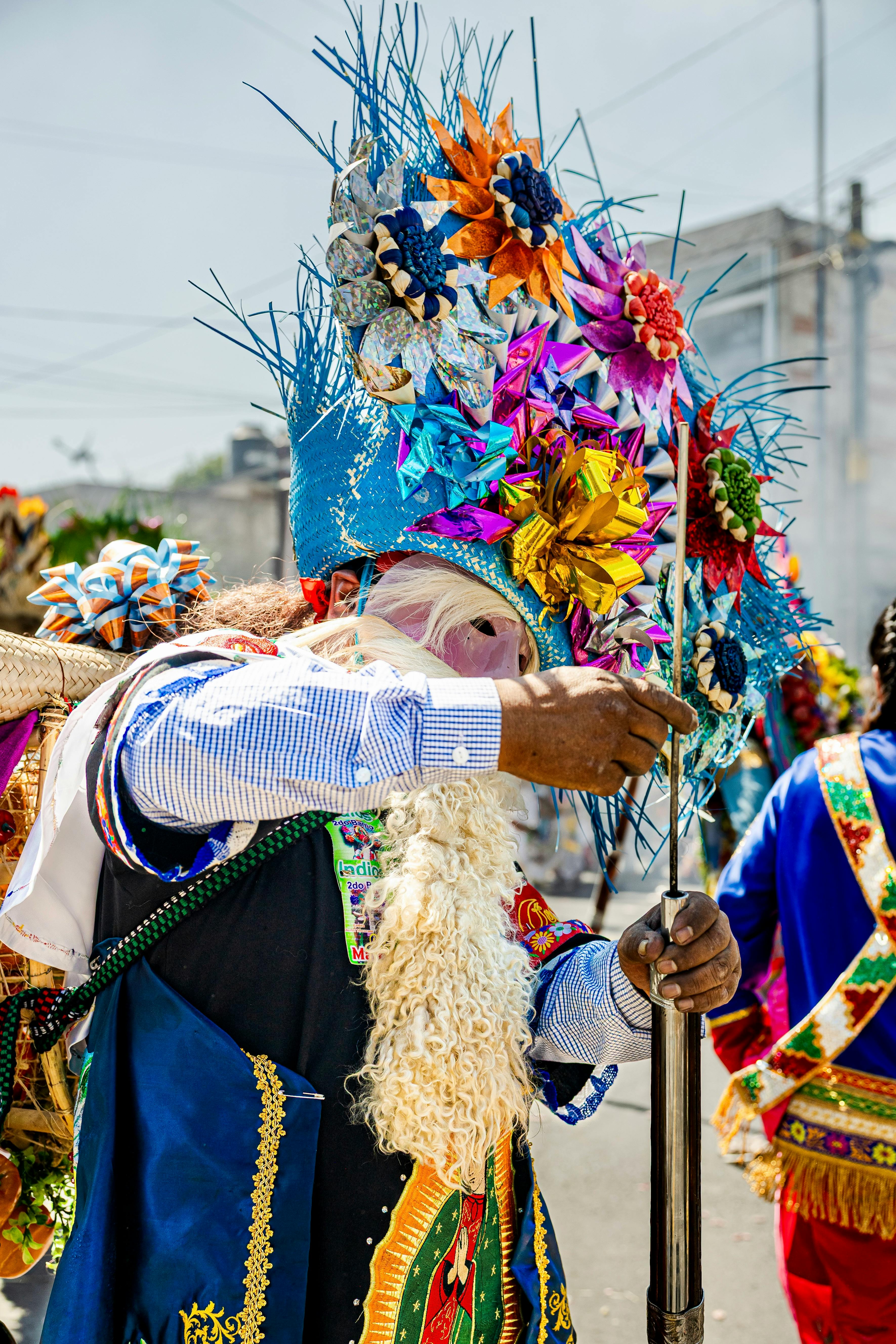 Kostenlos Teilnehmer eines Straßenfestes in farbenfroher Tracht in Huejotzingo, Mexiko. Stock-Foto