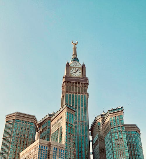 時計塔のある茶色と緑のコンクリートの建物