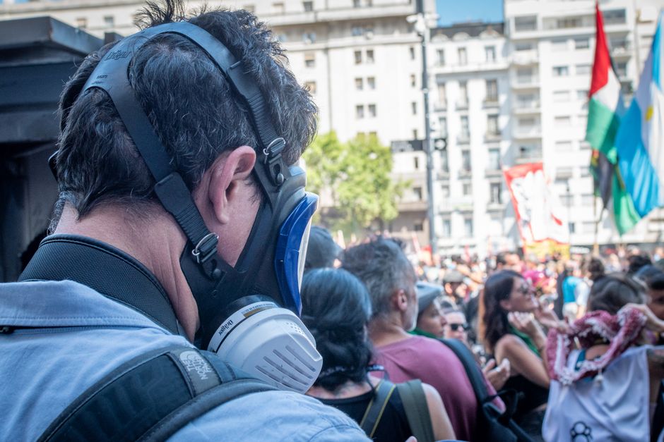 Un hombre usa una máscara protectora en medio de la multitud durante la protesta en Buenos Aires.