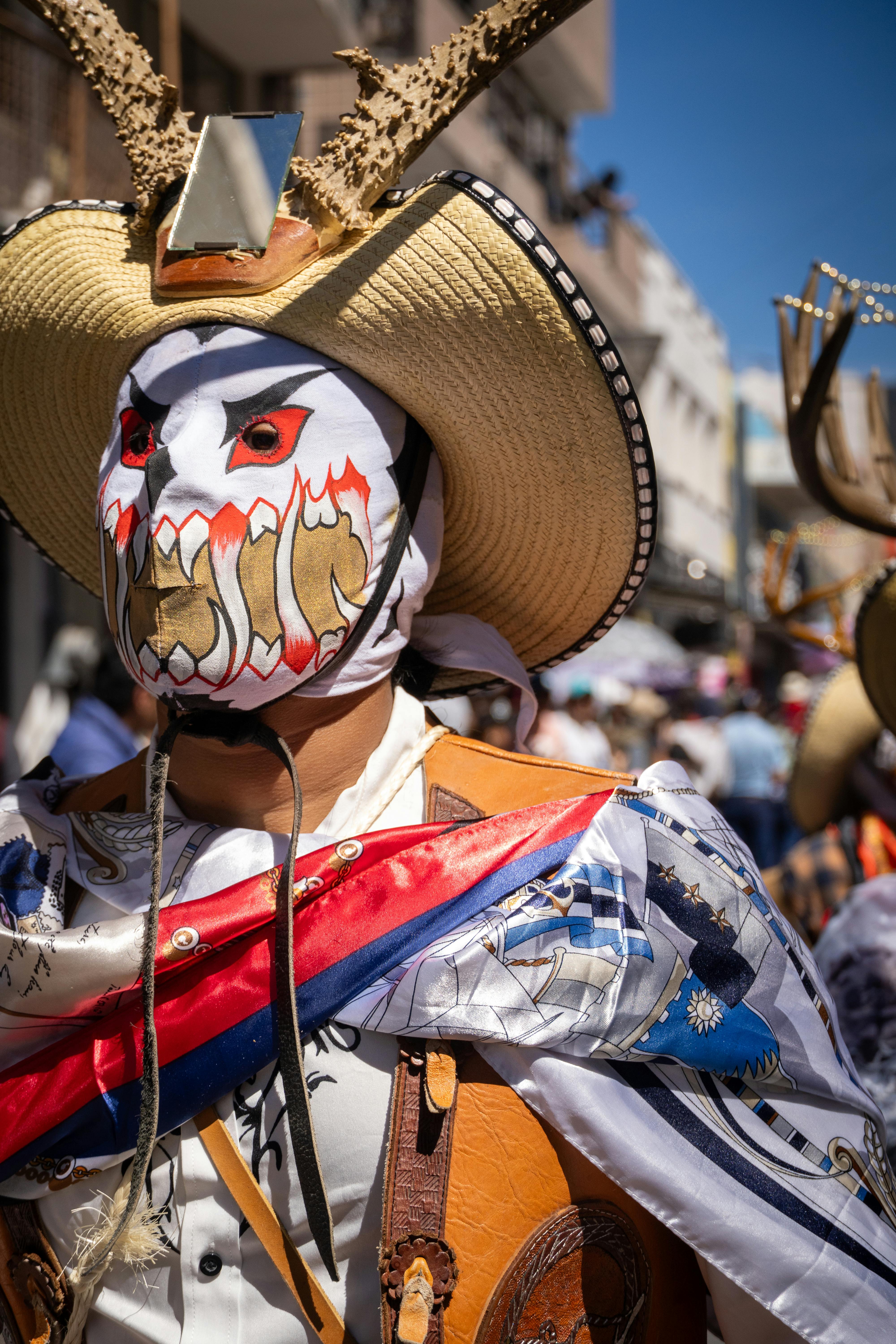 Gratis Farverig maskeret kunstner i traditionelt tøj ved et livligt mexicansk karneval i Hidalgo. Lagerfoto