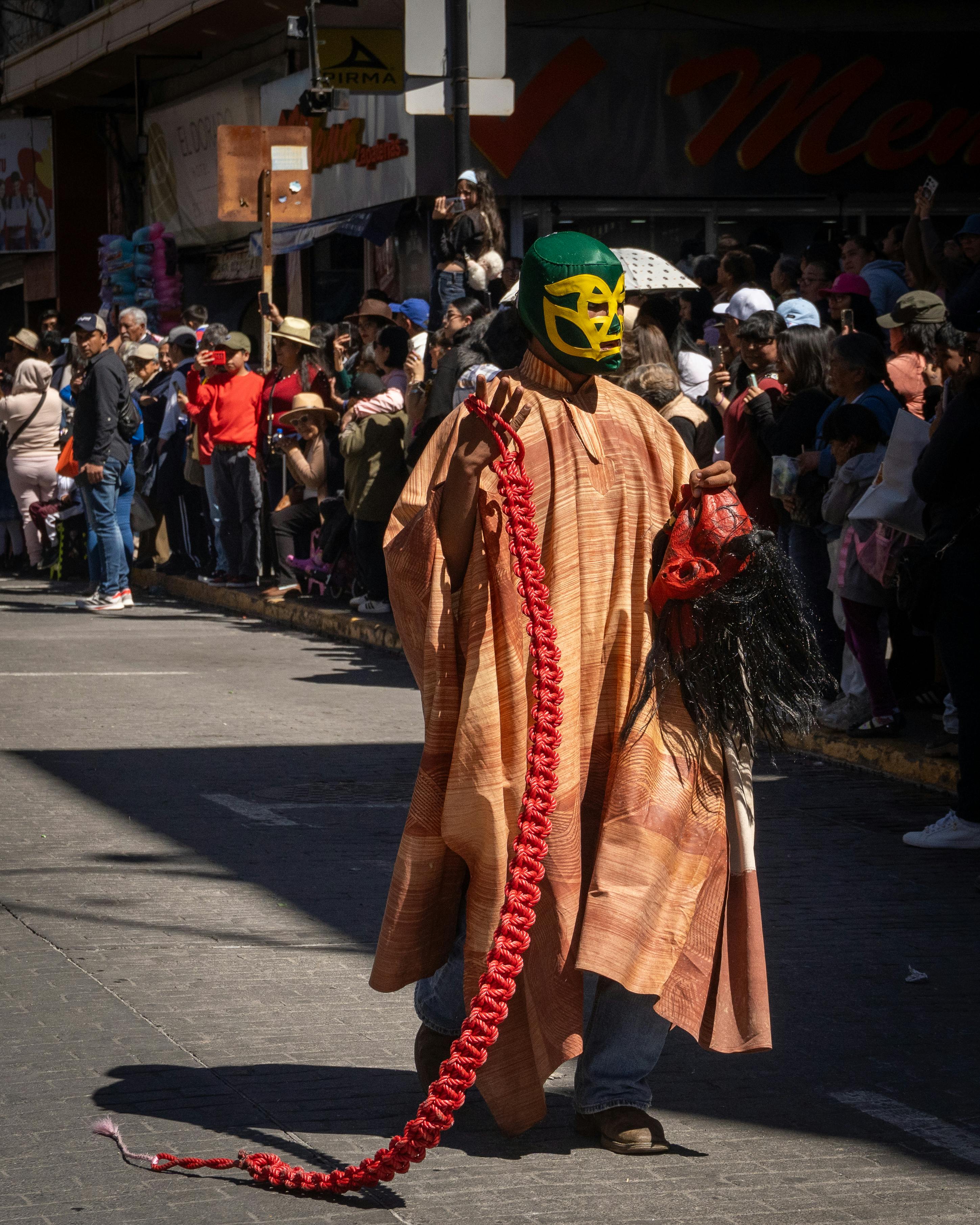 Kostenlos Eine Person in einem farbenfrohen Kostüm nimmt an einem fröhlichen Karnevalsumzug in Hidalgo, Mexiko, teil. Stock-Foto