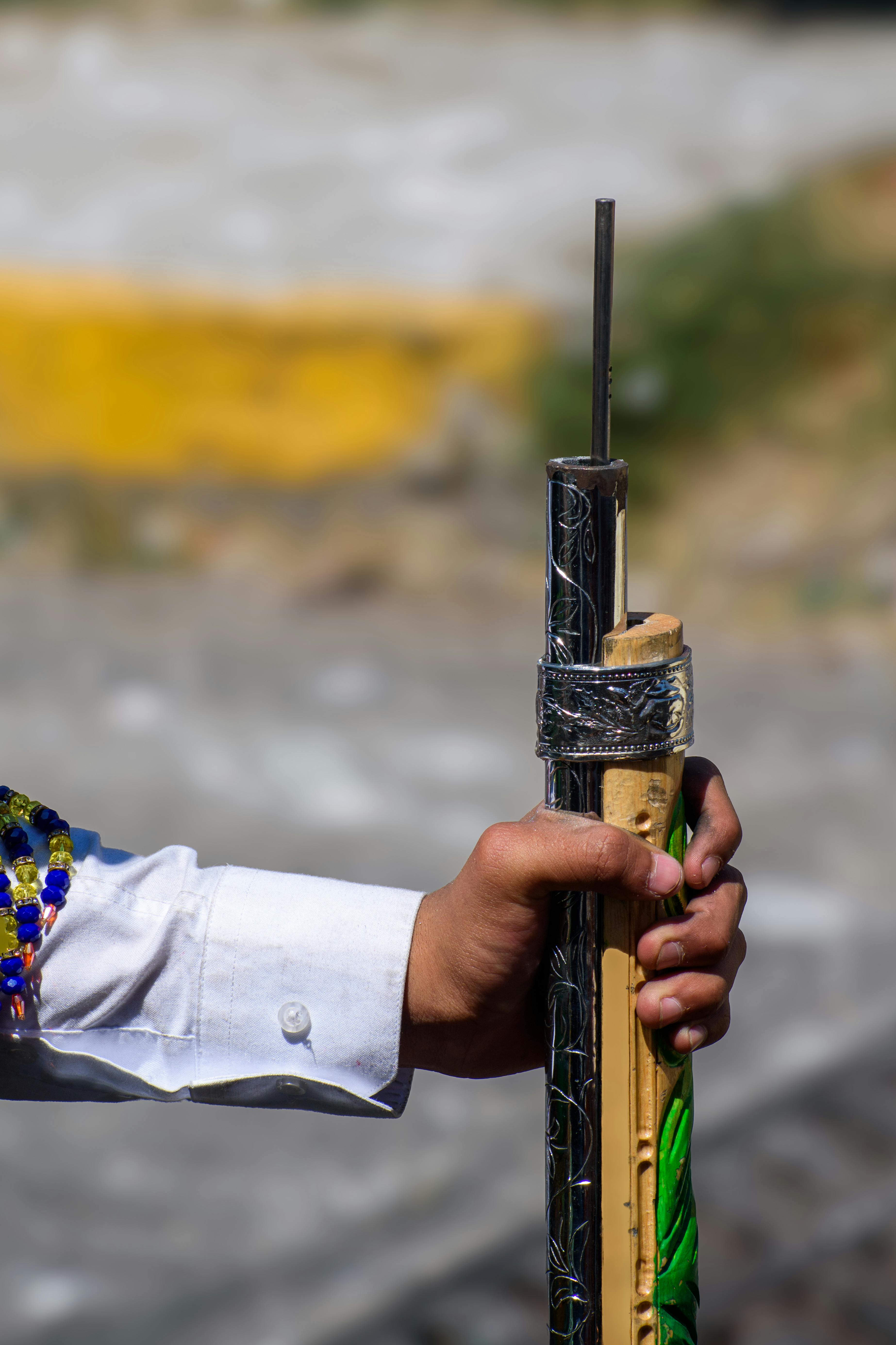 Kostenlos Eine Hand hält ein traditionelles mexikanisches Musikinstrument – ​​lebendige kulturelle Details. Stock-Foto