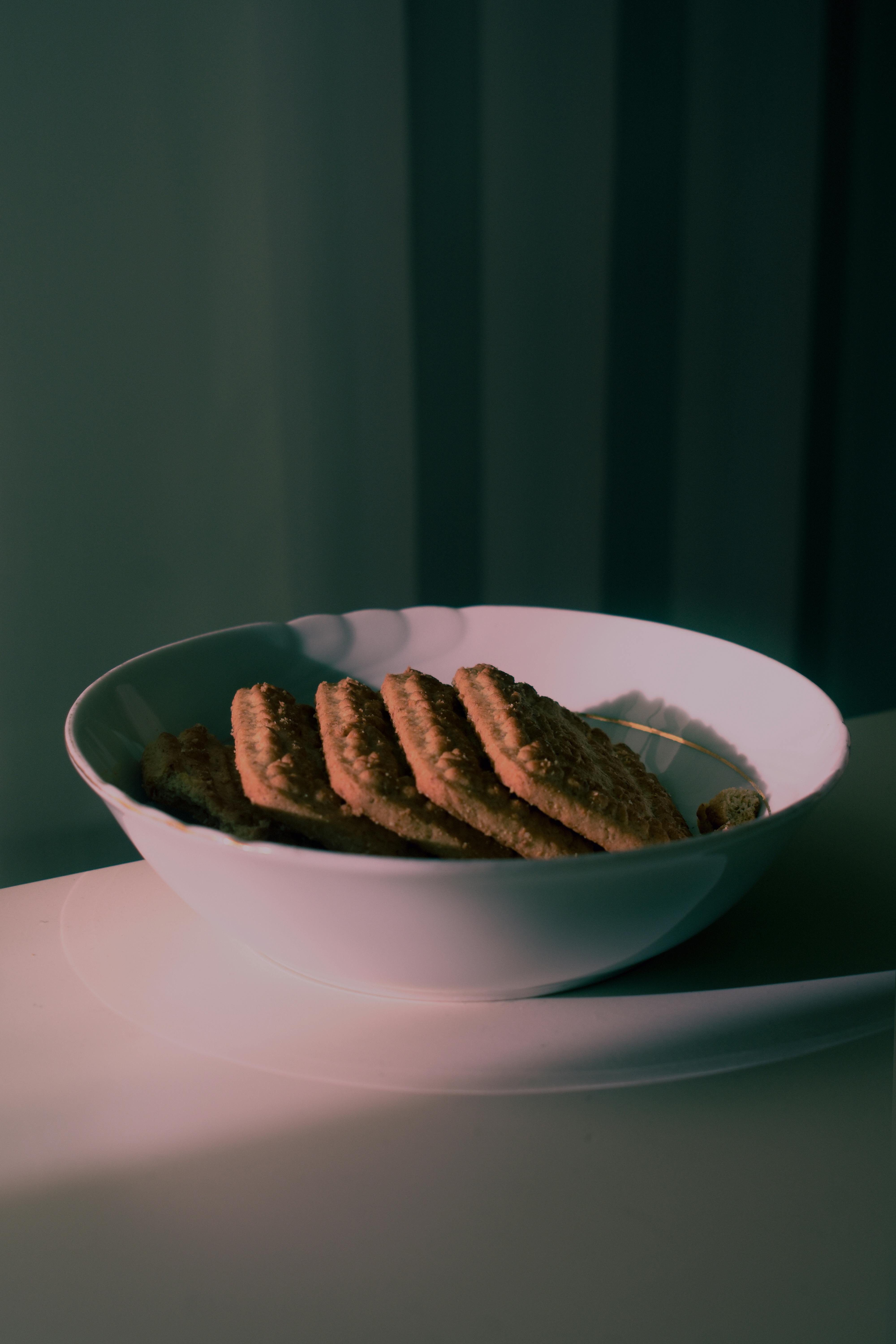 Gratis En rolig bolle med kjeks med myk belysning, perfekt for mellommåltidet. Arkivbilde