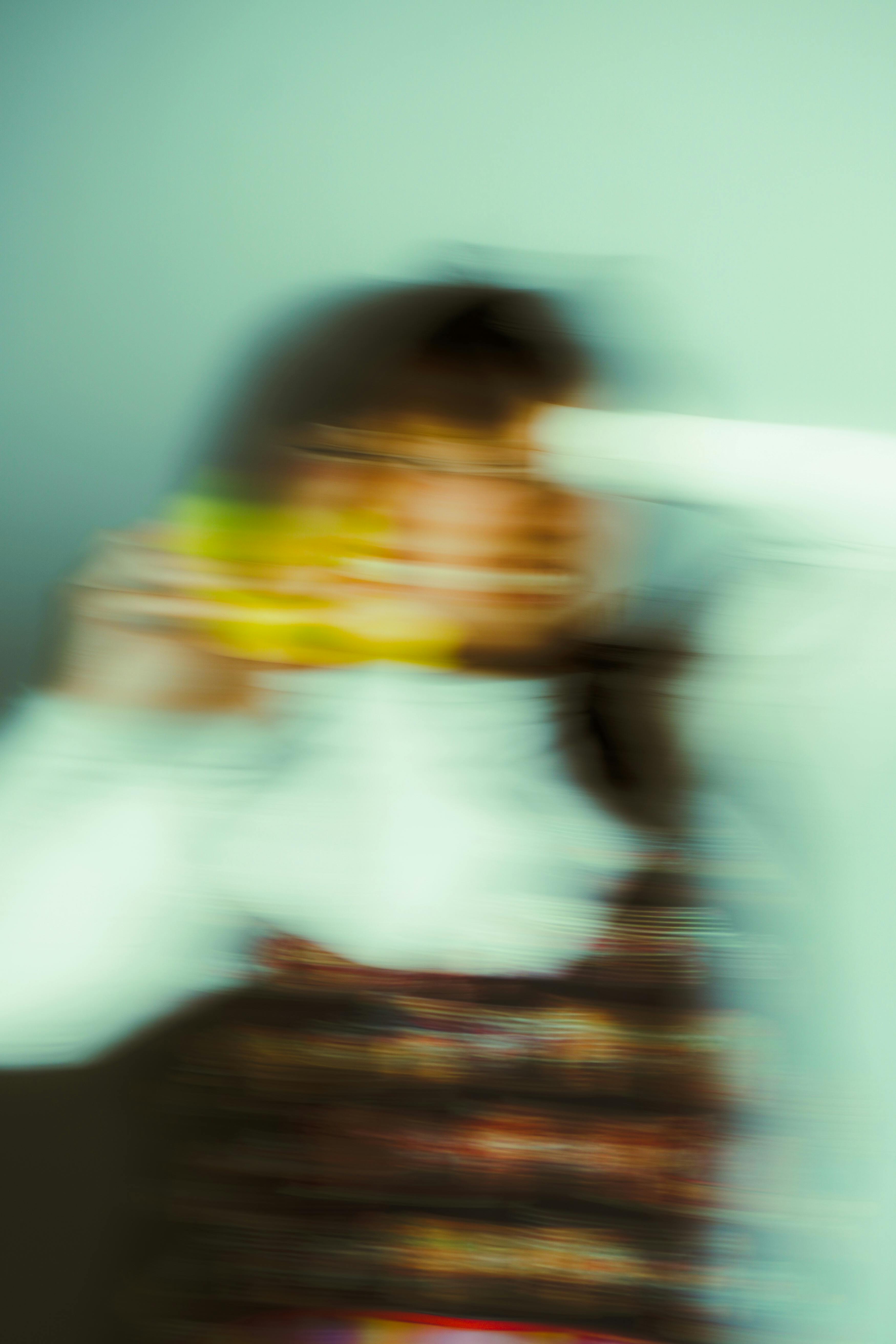 gratis Abstracte afbeelding van een vrouw met fruit. Gemaakt in São Paulo met een levendige, artistieke onscherpte. Stockfoto