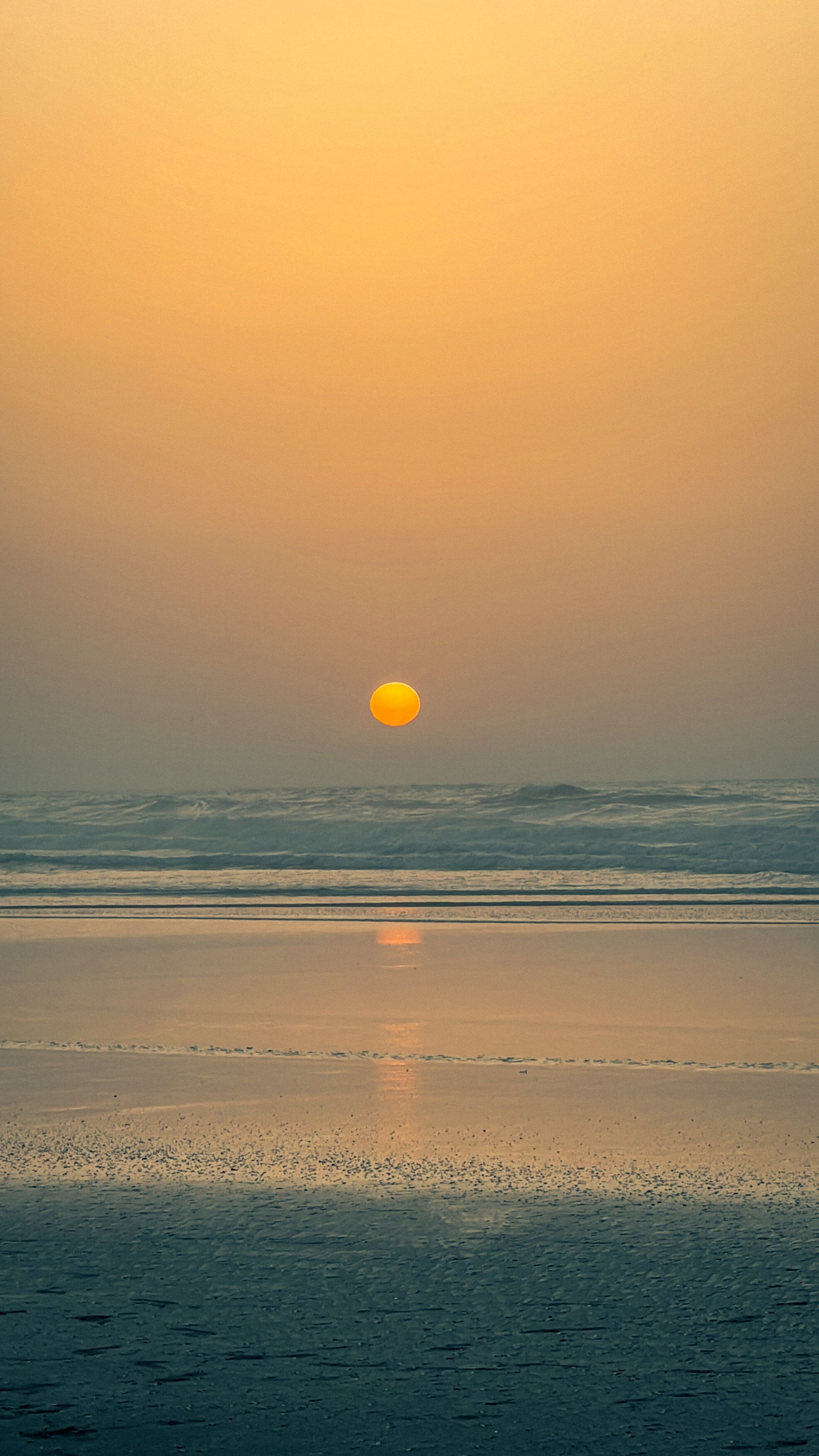 Stunning Beach Sunset with Golden Reflections · Free Stock Photo