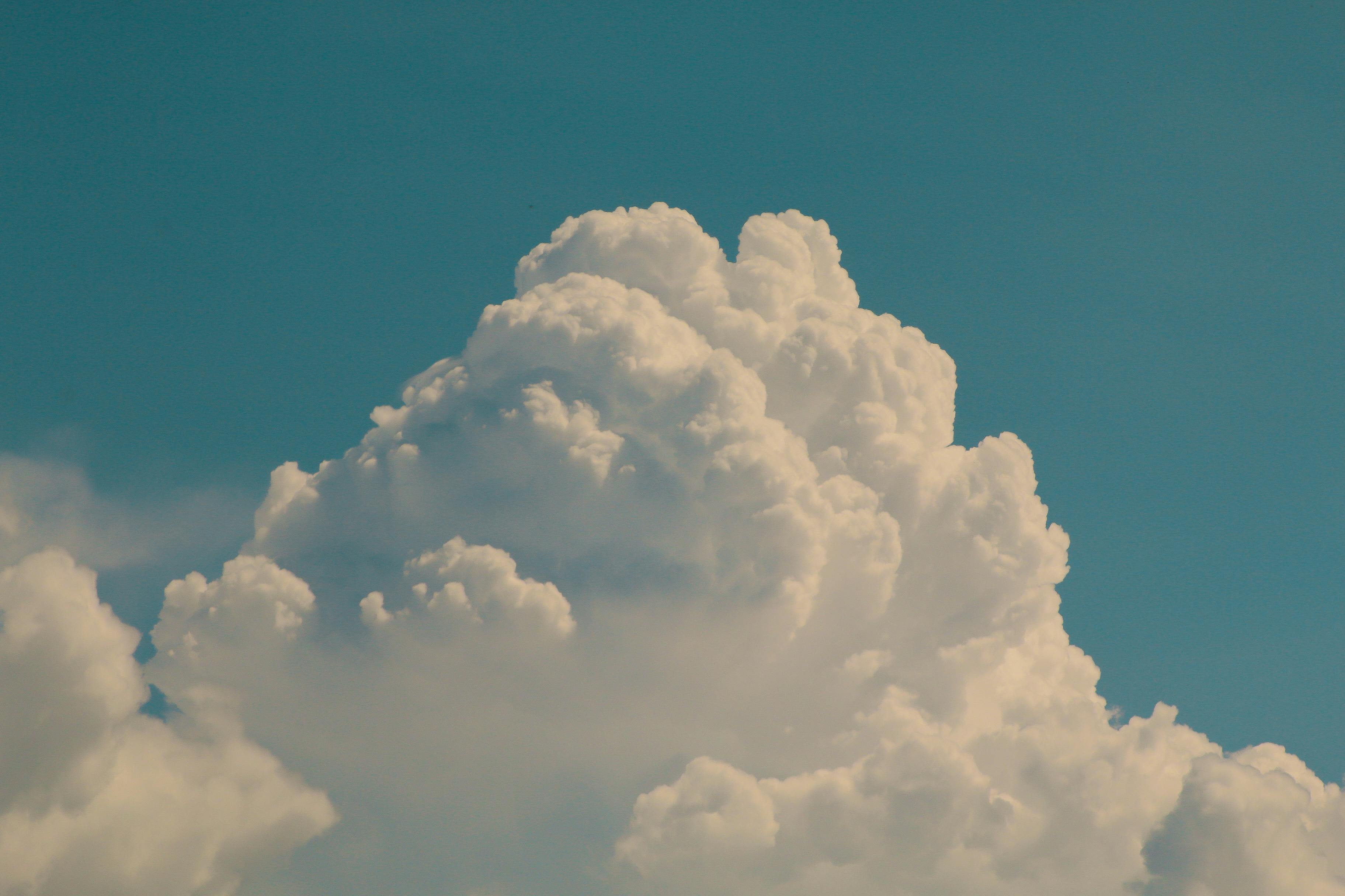 Gratis Vakker cumulussky mot en klar blå himmel, som viser frem naturens underverker. Arkivbilde