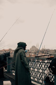 垂钓者在历史悠久、拥有城市景观的桥梁上钓鱼