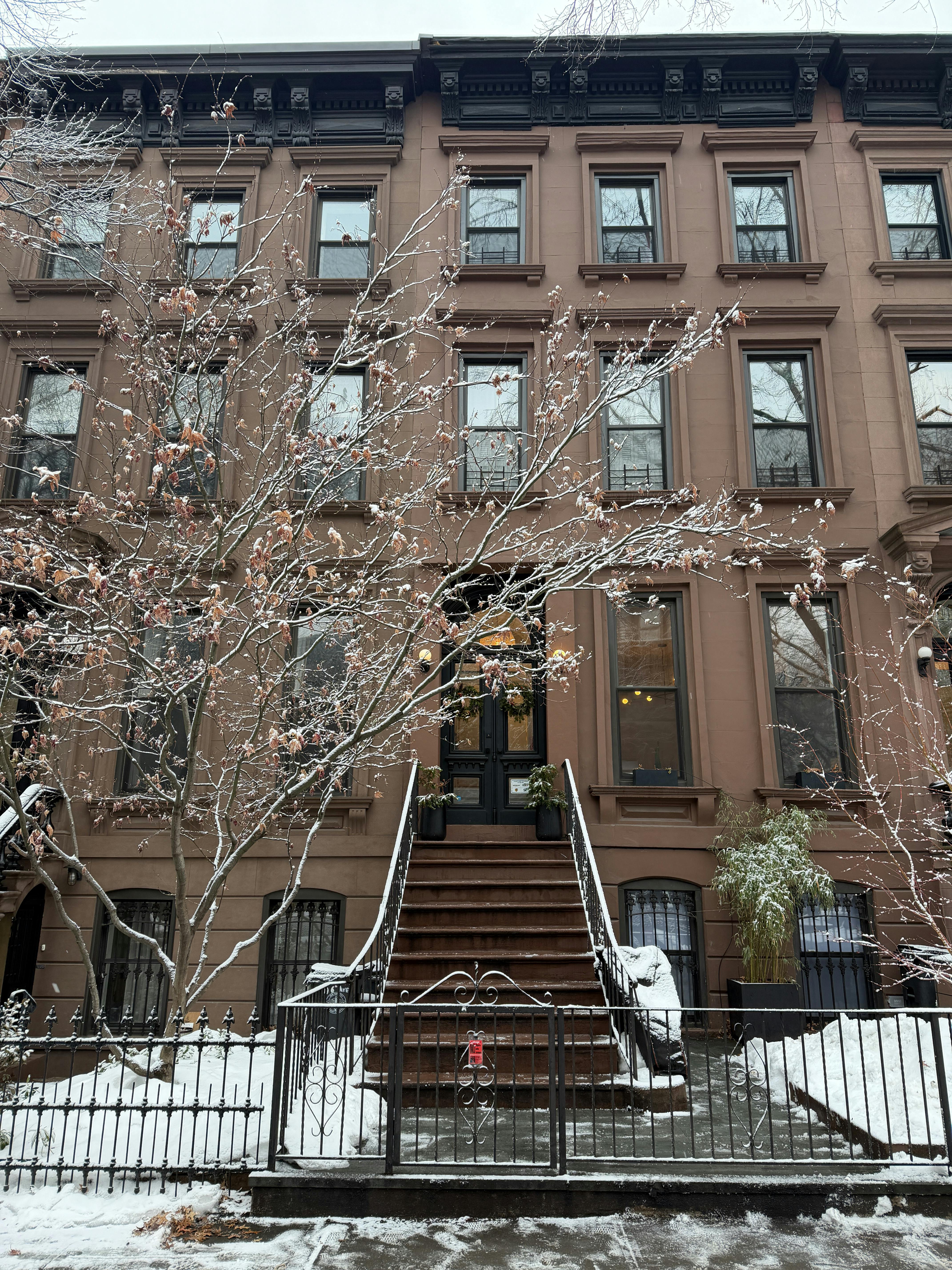 Gratis En klassisk brunsteinsbygning i Brooklyn dekket av snø, som fanger det fredelige vinterbybildet. Arkivbilde