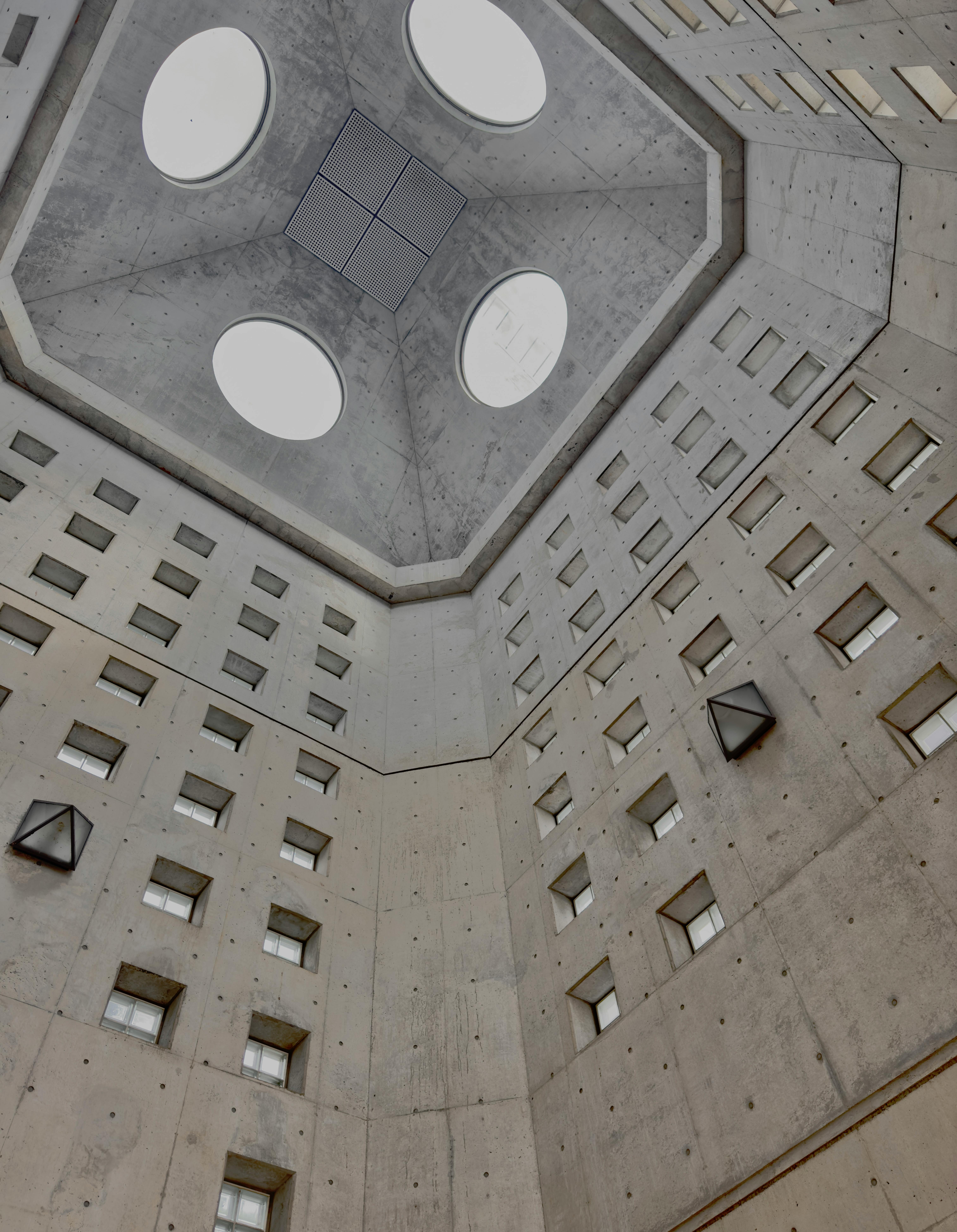 無料 円形の天窓を備えた幾何学的な建築天井の内側の眺め。 写真素材