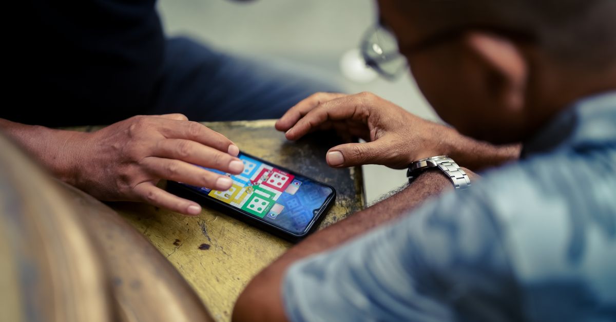 Viajero jugando online en el movil con una eSIM de datos