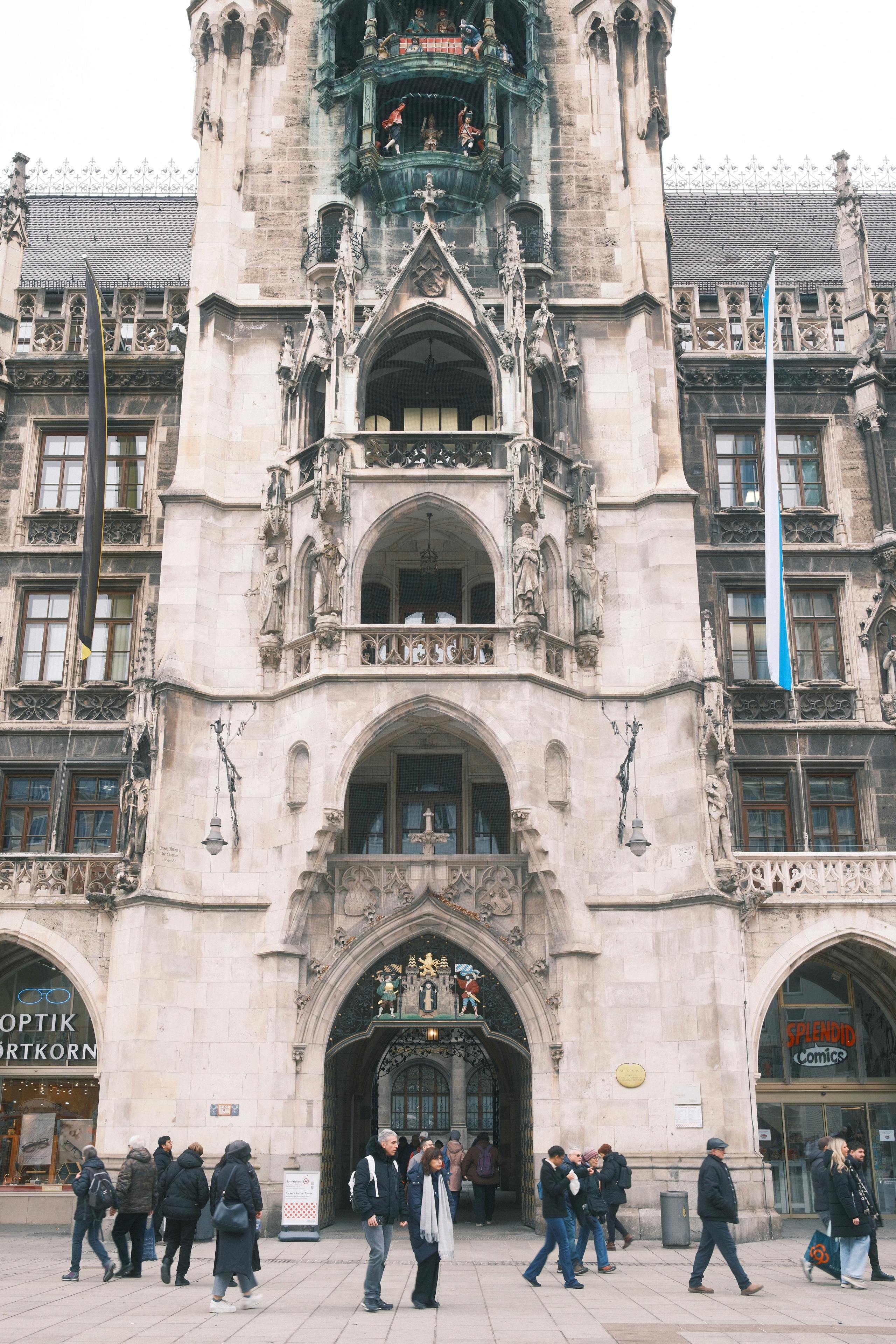 бесплатная Знаковая готическая архитектура Мариенплац в Мюнхене с туристами, совершающими пешую прогулку. Стоковое фото