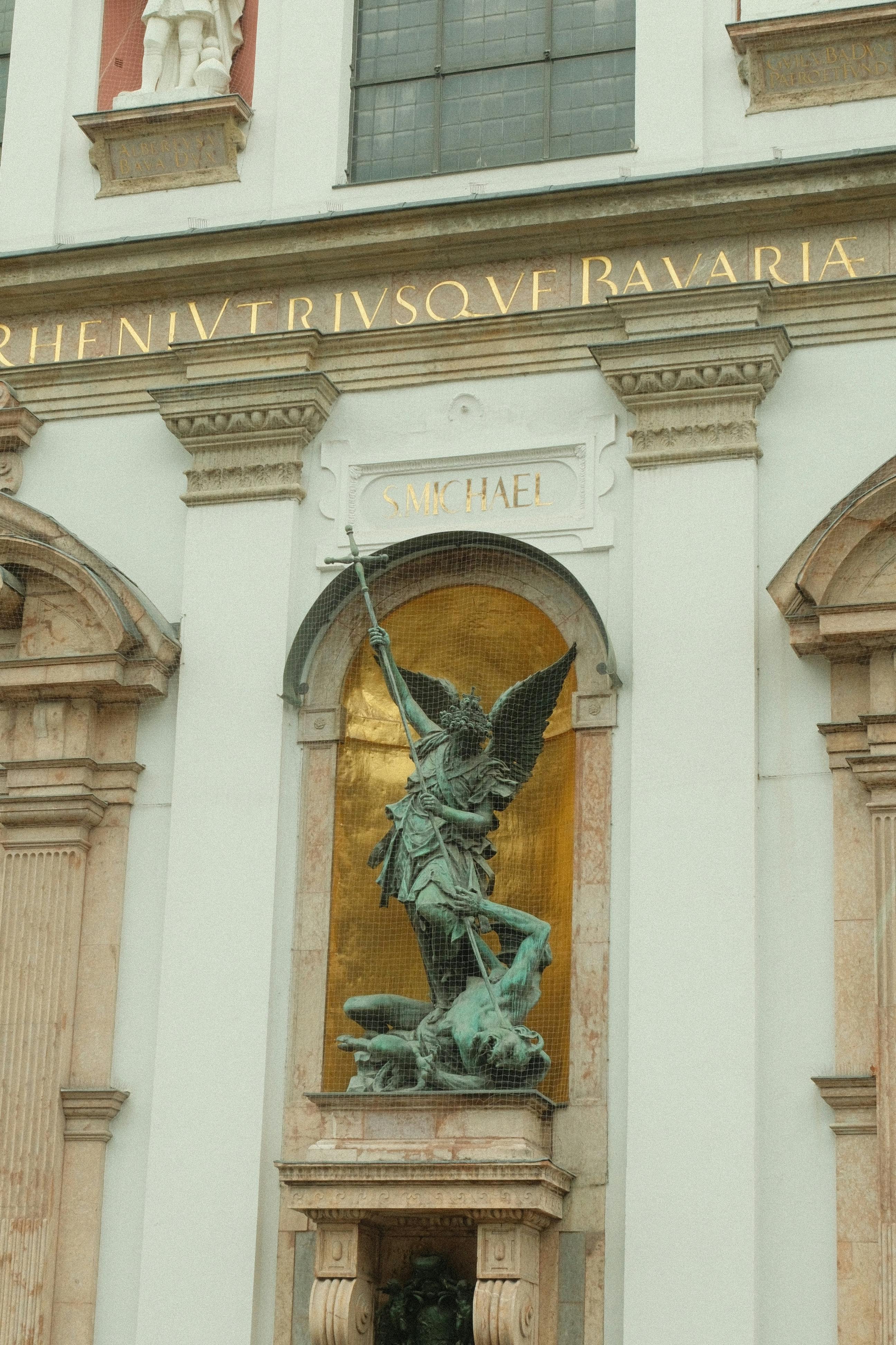 無料 ドイツのミュンヘンにあるブロンズ像が飾られた聖ミヒャエル教会の精巧なファサード。 写真素材