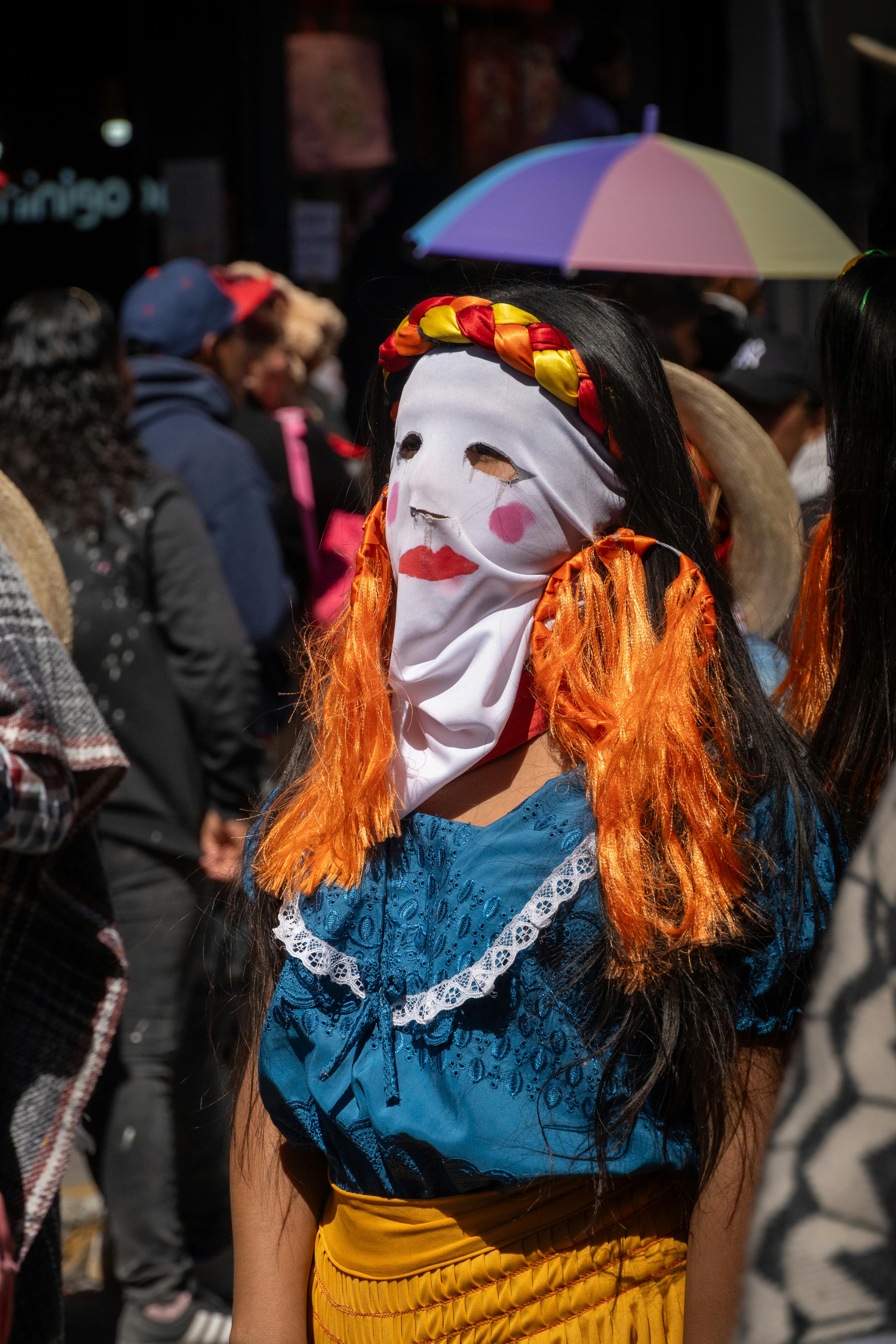 Gratis En person i et farverigt kostume ved et karneval i Pachuca, Mexico, der fremviser traditionel kultur. Lagerfoto