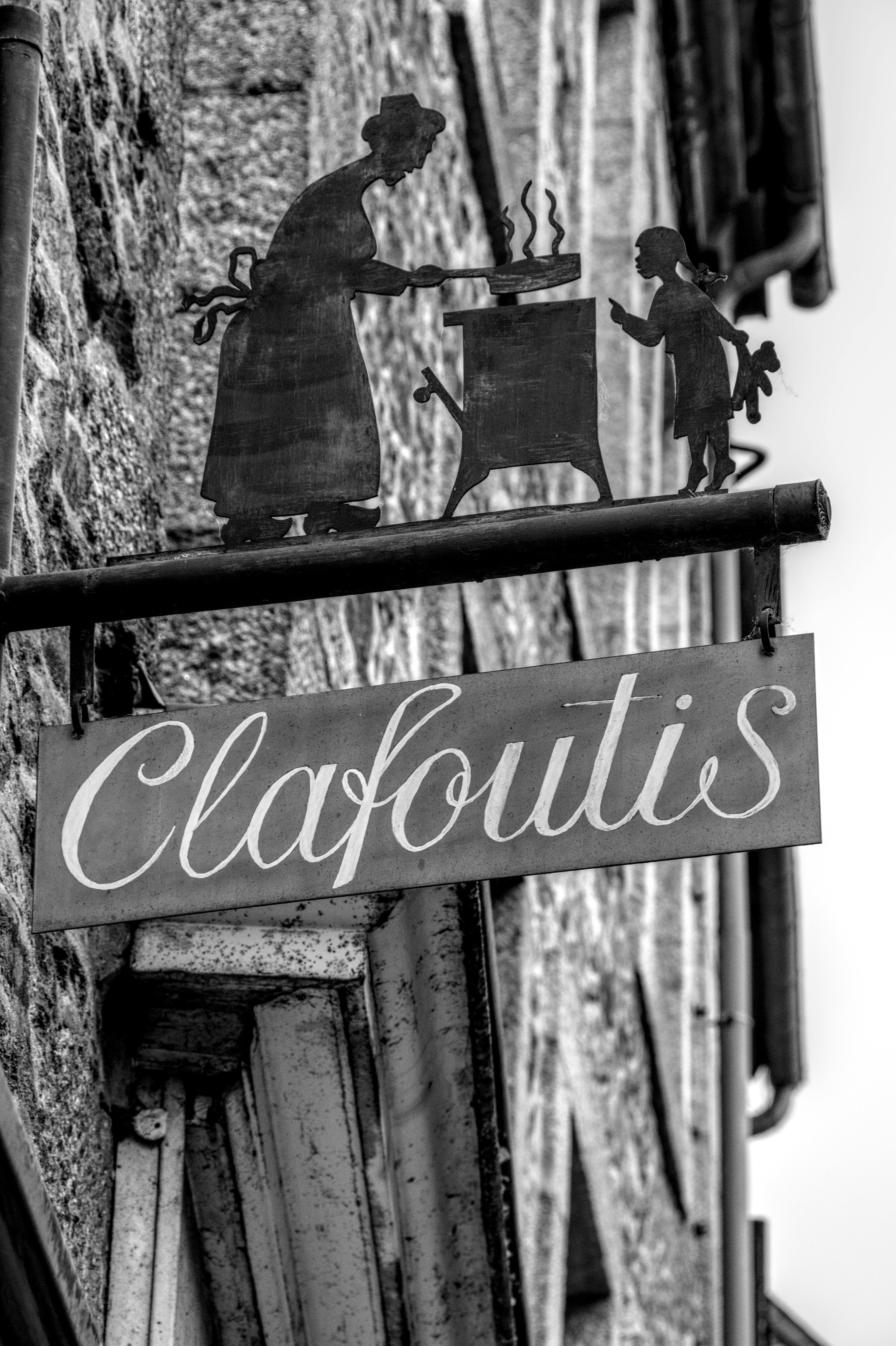 Gratis Svart-hvitt-bilde av et vintage clafoutis-bakeriskilt i Bretagne, Frankrike. Arkivbilde