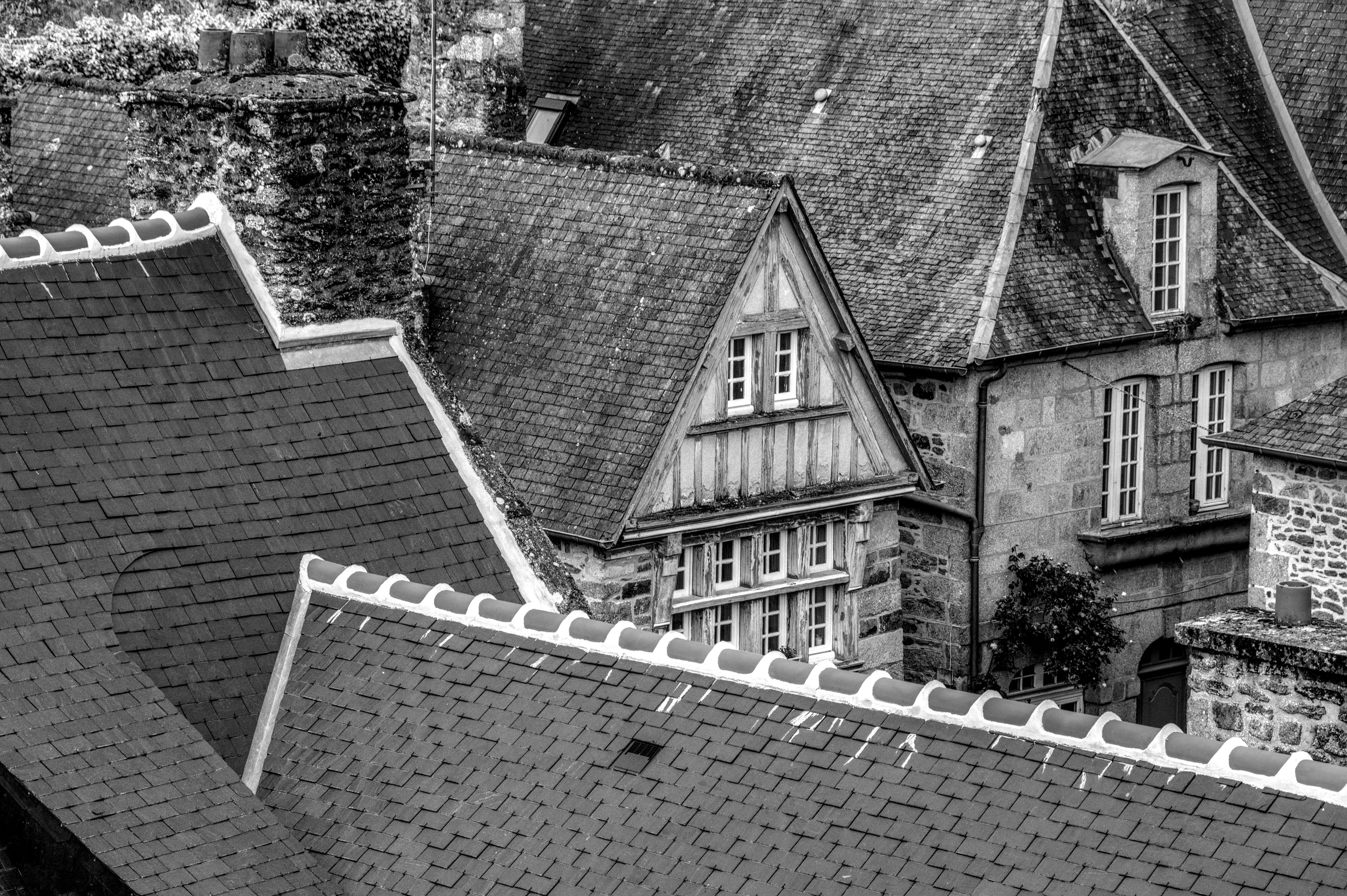 Gratis Svart-hvitt-bilde som fanger tradisjonell arkitektur i Bretagne, Frankrike. Arkivbilde