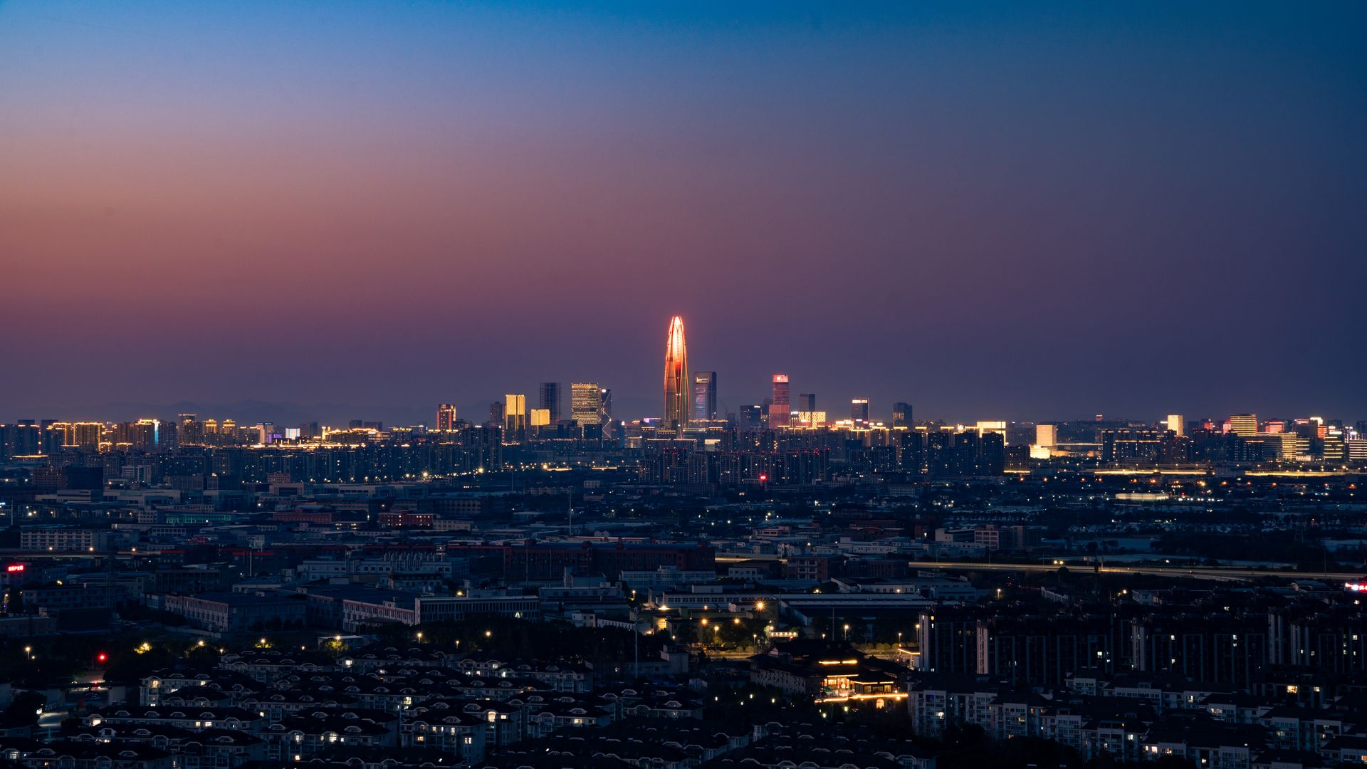 El horizonte de Shenzhen y sus luces al atardecer