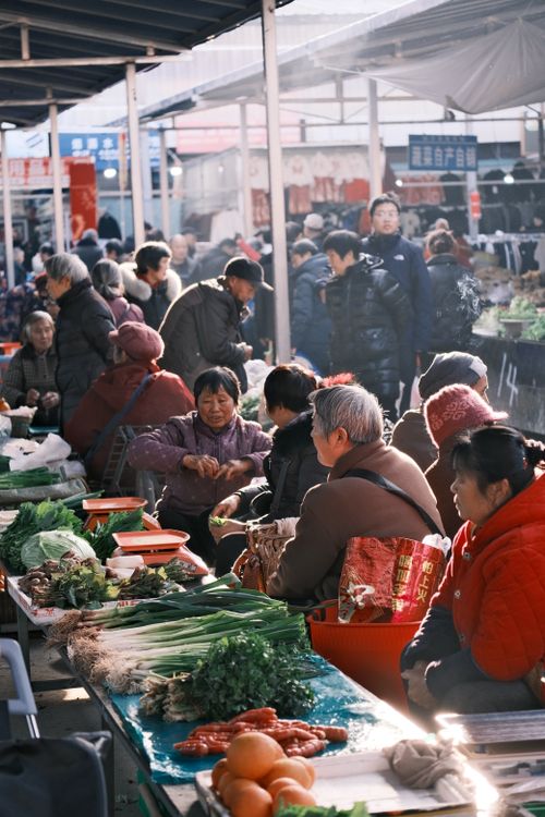Free A bustling outdoor market scene with vendors and shoppers engaging in lively trade. Stock Photo