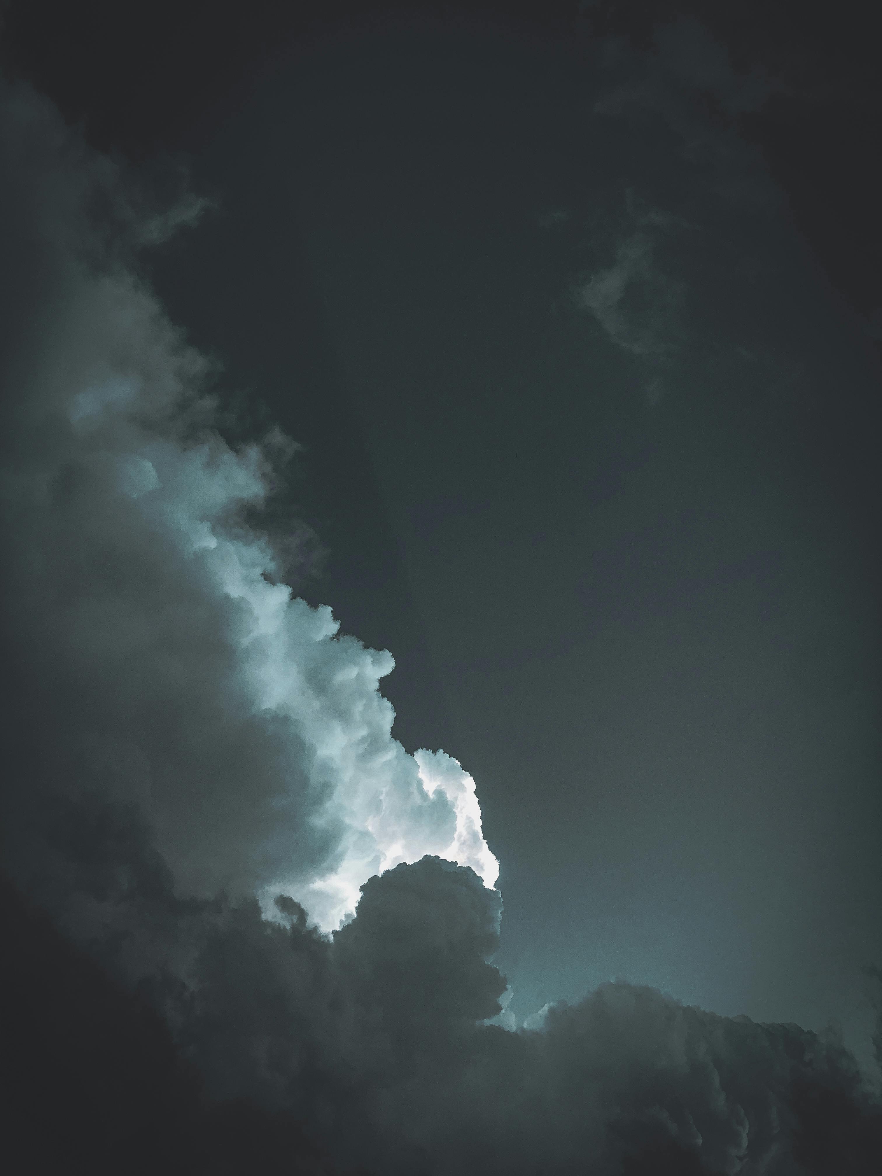 Bezpłatne Dramatyczna formacja chmur z efektem światła i cienia nad Mbabane, Eswatini. Zdjęcie z galerii