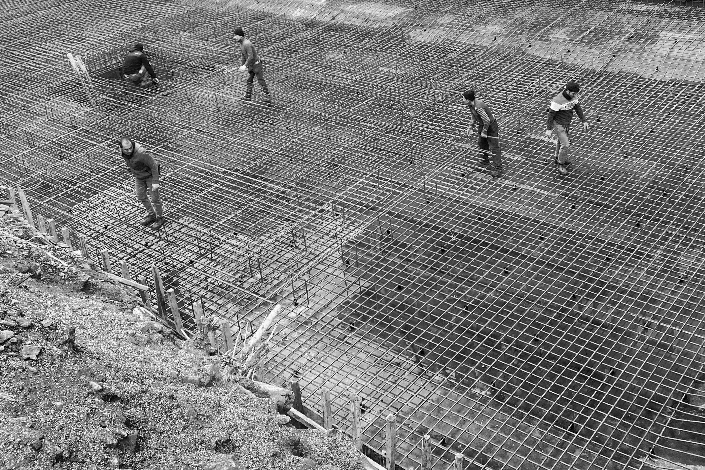 Gratis Sort-hvidt billede af arbejdere på et stålnet på en byggeplads. Lagerfoto