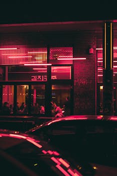 餐厅里霓虹闪烁，街道热闹，夜生活繁华