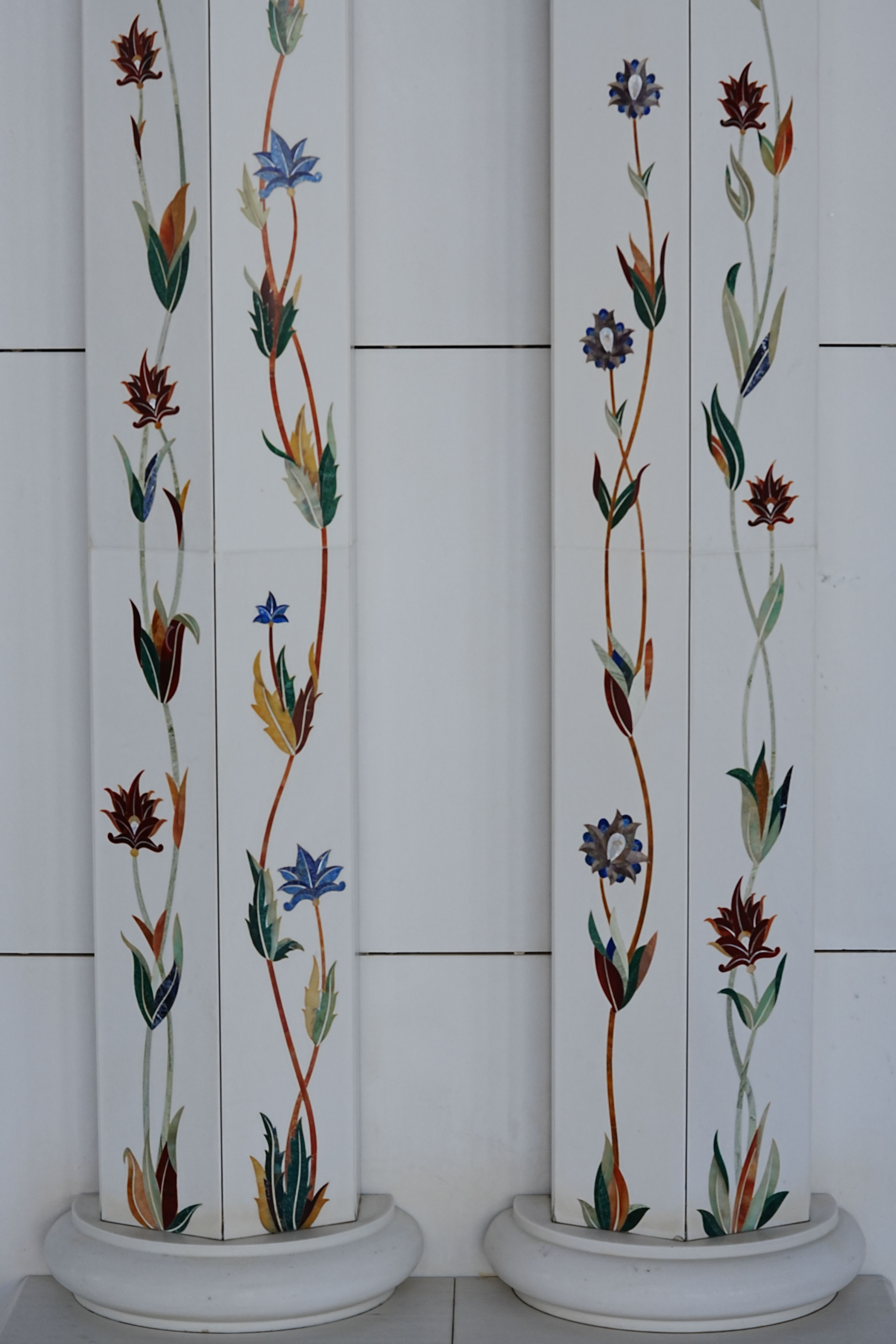 Intricate Floral Motif Columns in Abu Dhabi Architecture · Free Stock Photo